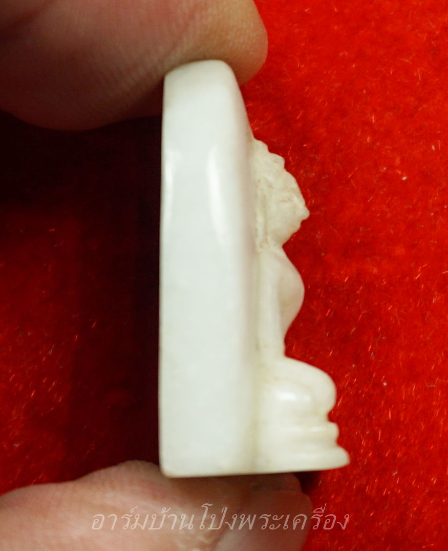 หลวงพ่อขันธ์ วัดพระศรีอารย์ พระหยกขาว พร้อมกล่องเดิม(องค์ที่3)