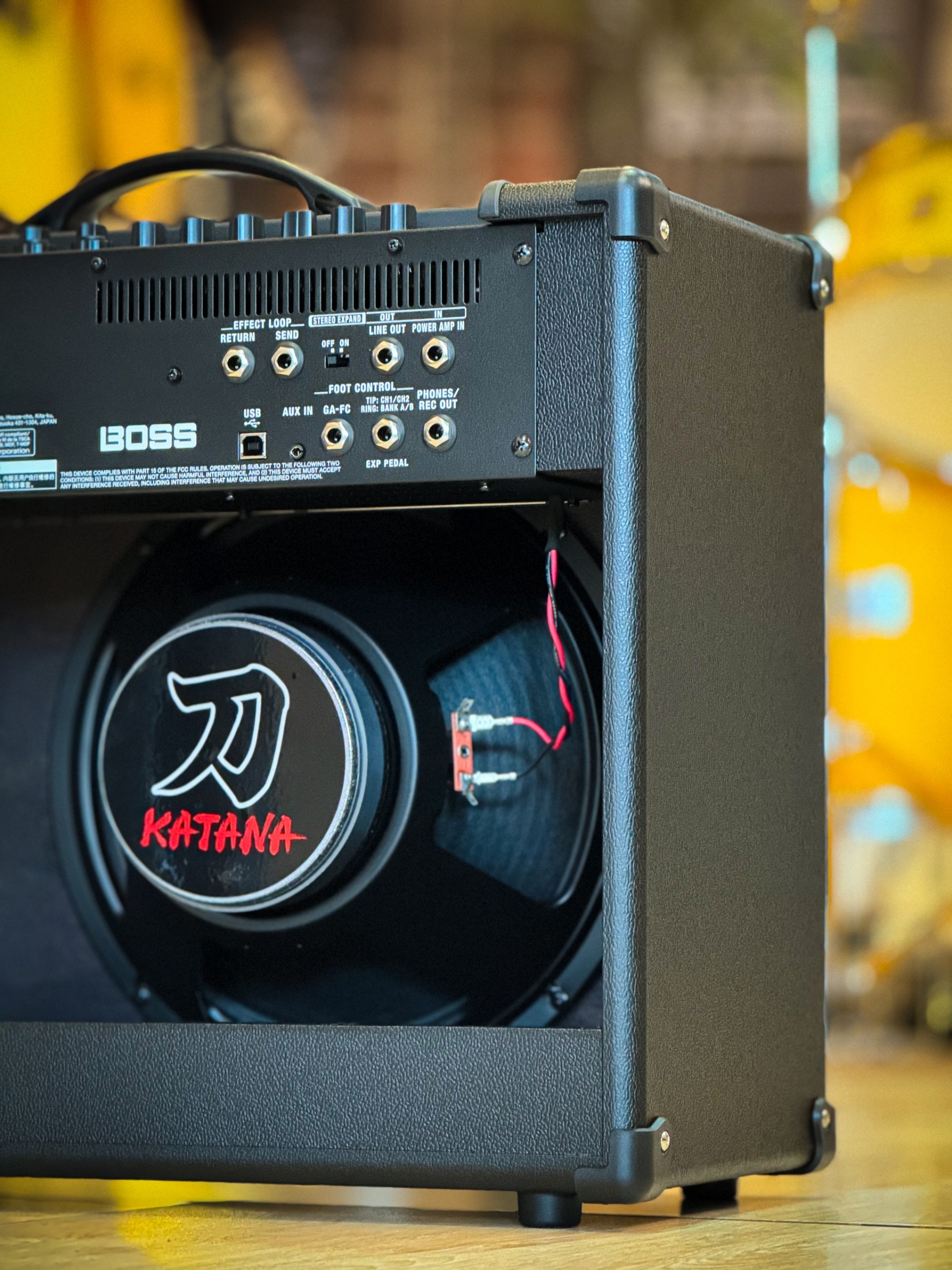แอมป์กีตาร์ Boss Katana-100 ใช้ได้กีต้าร์ไฟฟ้า กีต้าร์โปร่ง ขนาด 100 วัตต์ ดอก 12 นิ้ว เป็นเพาเวอร์แอมป์ สำหรับปรีแอมป์ เอฟเฟคจำลองเสียง
