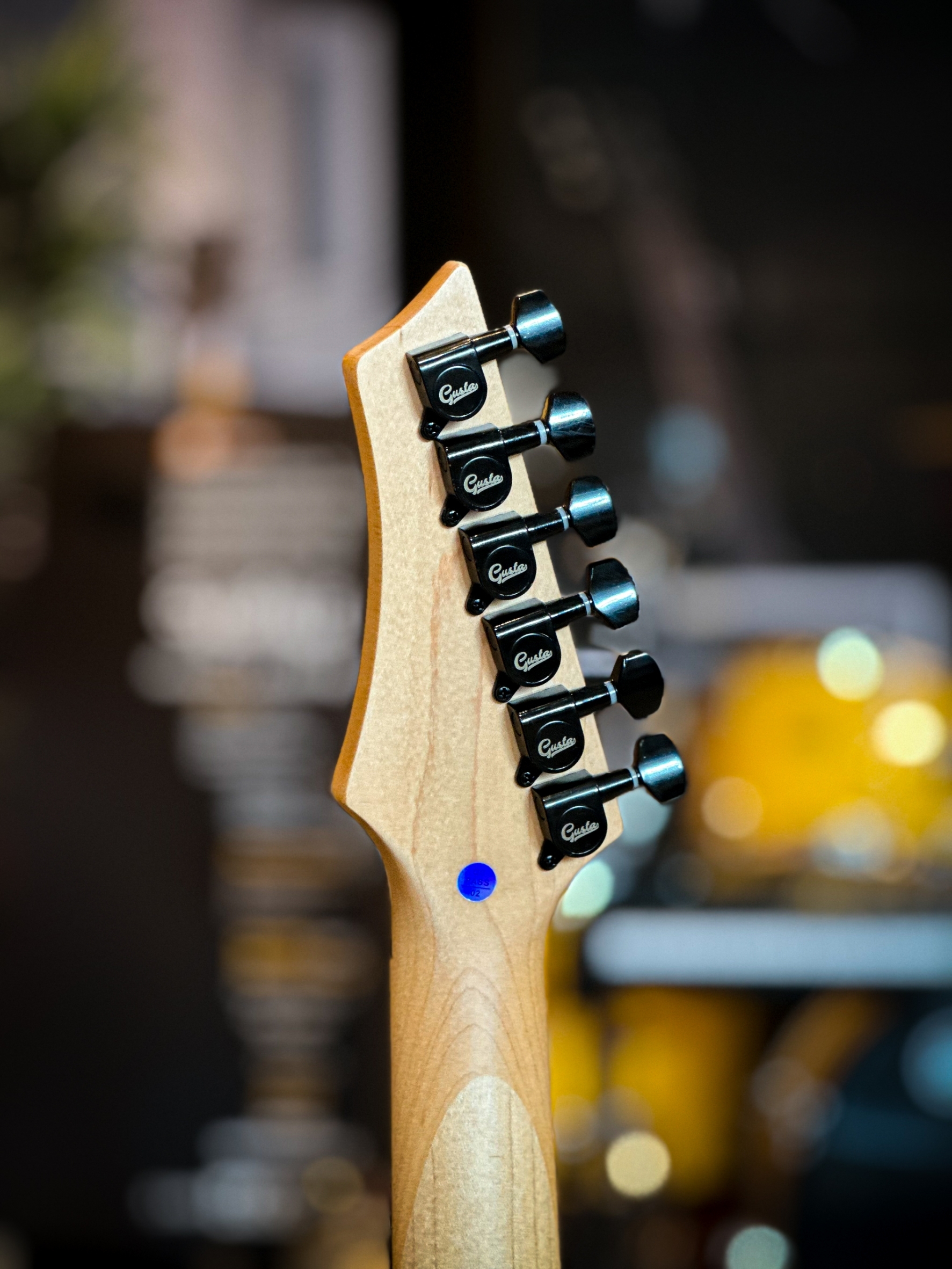 กีต้าร์ไฟฟ้า Gusta รุ่น GIB-01 ปิ๊กอัพ HSS จำนวน 24 เฟรต ฟรี ปิ๊ก2อัน ประแจ สายแจ็ค ใบคอร์ด