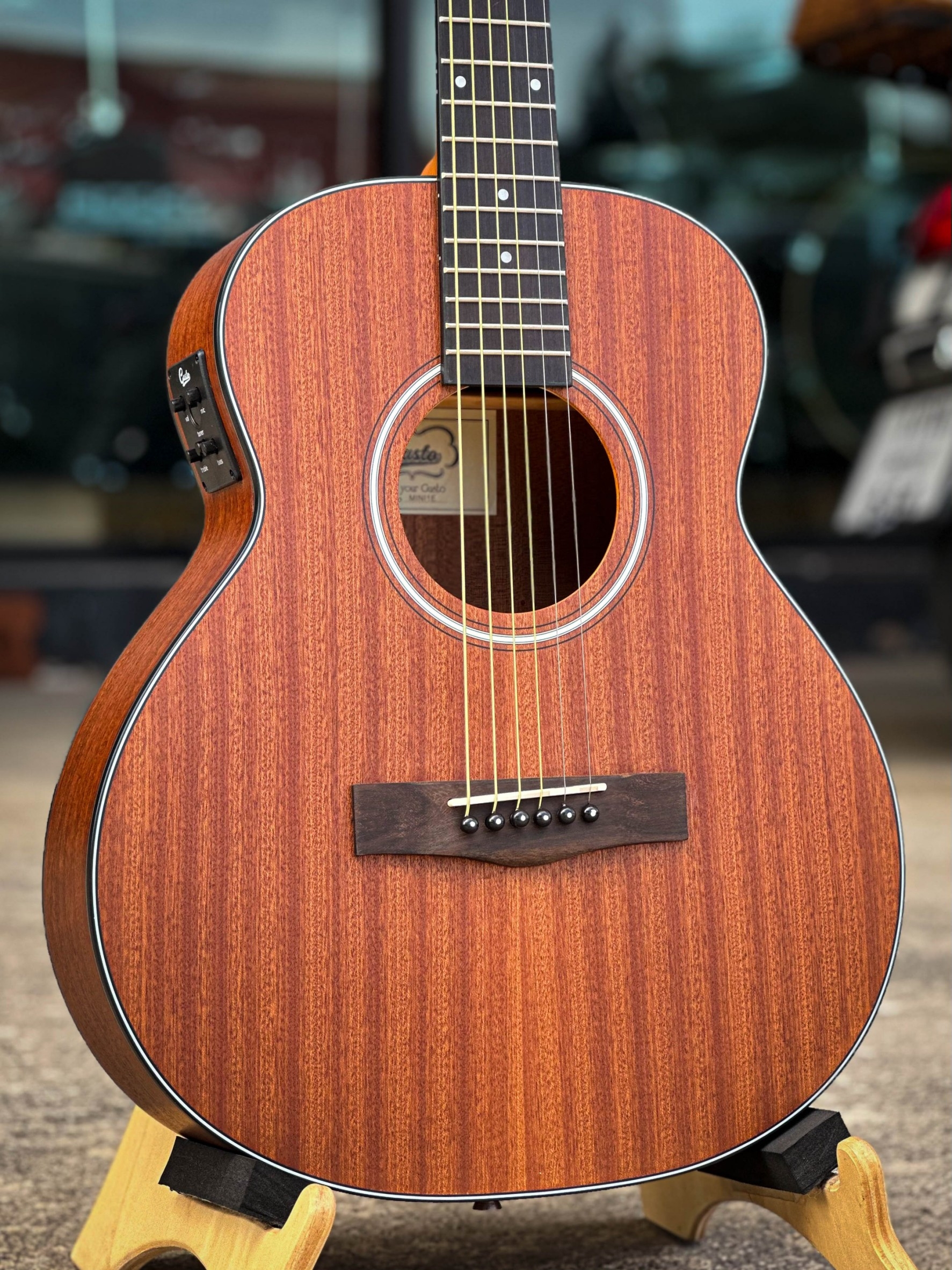 กีต้าร์โปร่งไฟฟ้า Gusta MINI1E โปร่งไฟฟ้า Acoustic Guitar พกพาง่าย ไซส์กระทัตรัด (สามารถดูรายละเอียดเซ็ทของแถมได้ด้านล่างนะคะ)