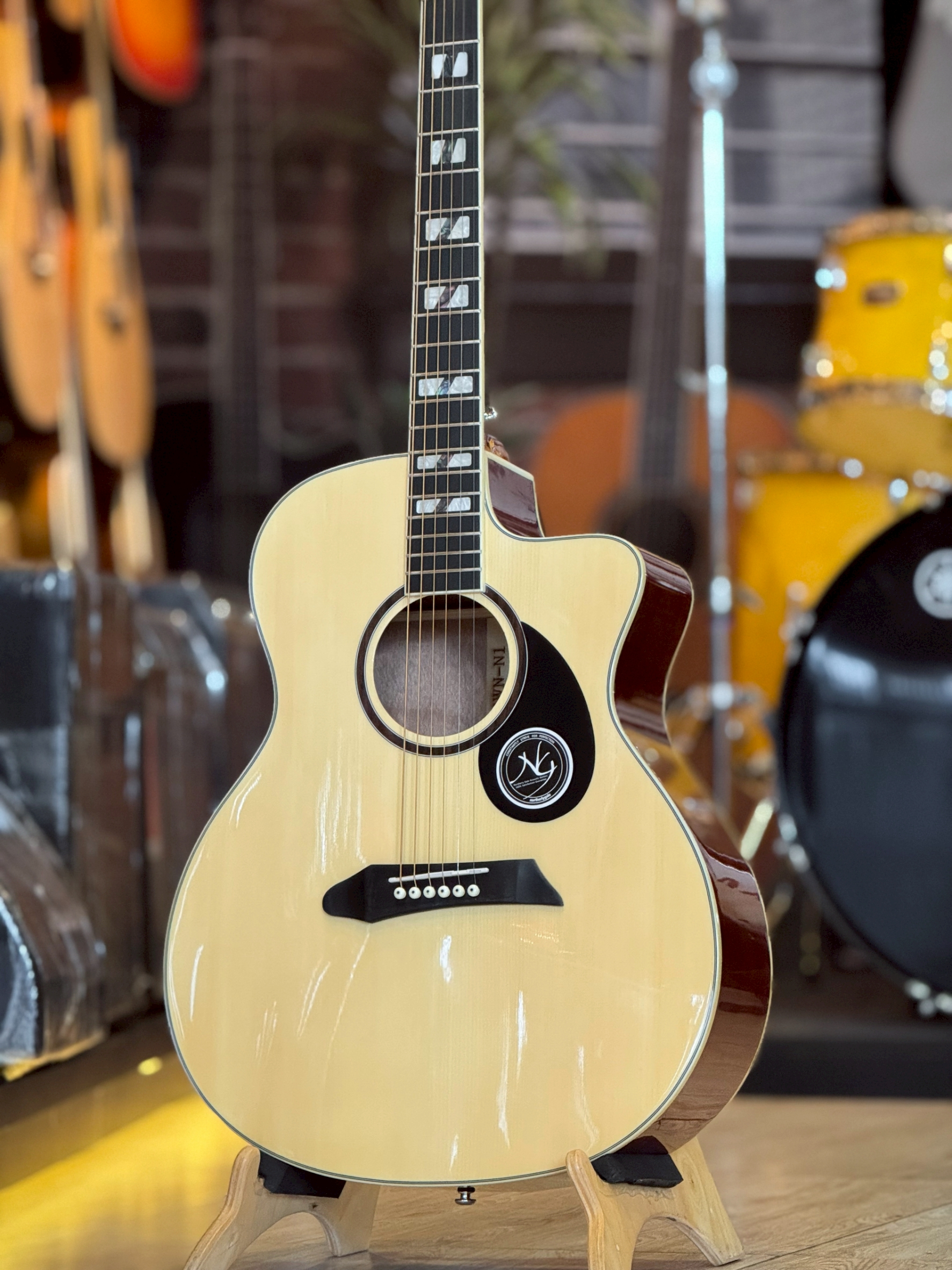 NG Guitar กีต้าร์โปร่ง ทรงGA ขนาด 41นิ้ว ไม้หน้า AA Engleman Spruce เสียงแน่นใส กังวาน ดีไซน์เท่ เหมาะสำหรับมือใหม่ พร้อม กระเป๋า+คาโป้+ปิ๊ก2+ใบคอร์ด+ประแจ