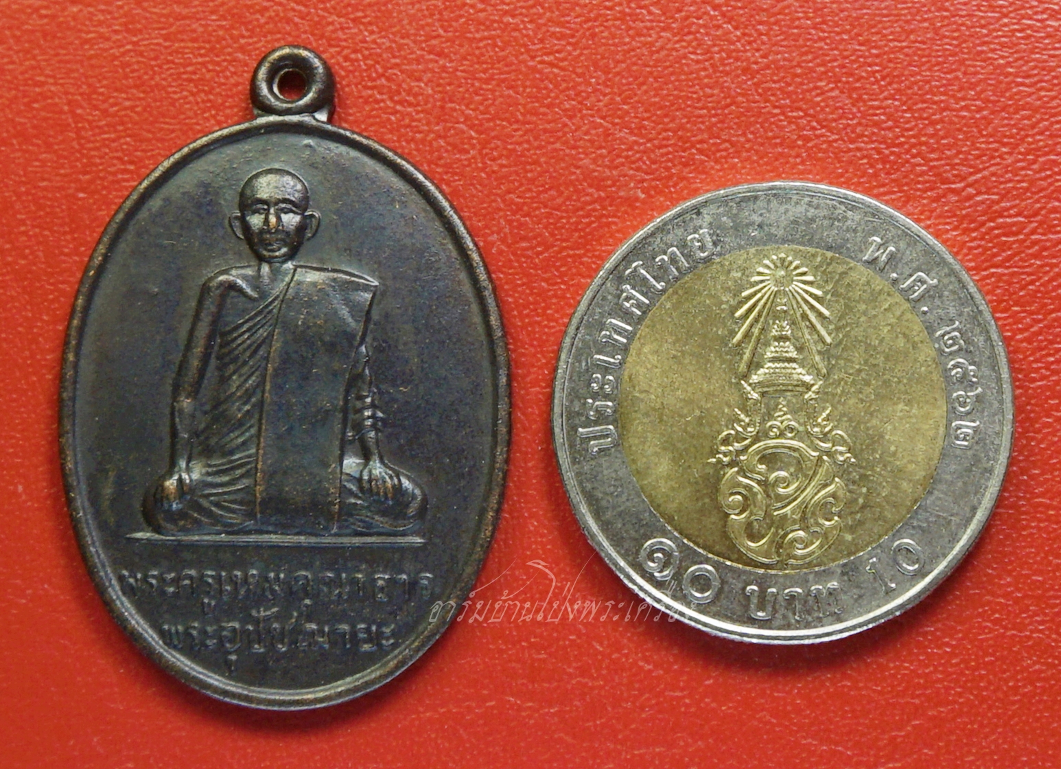 พระครูเหมคุณาธาร พระอุปัชฌายะ ที่ระลึกคราวรับสมณศักดิ์ วัดจรเข้เผือก จ.กาญจนบุรี ปี๒๕๑๔ มีโค๊ต"๑"ตอกกลางยันต์ เนื้อทองแดงรมดำ(องค์ที่1)