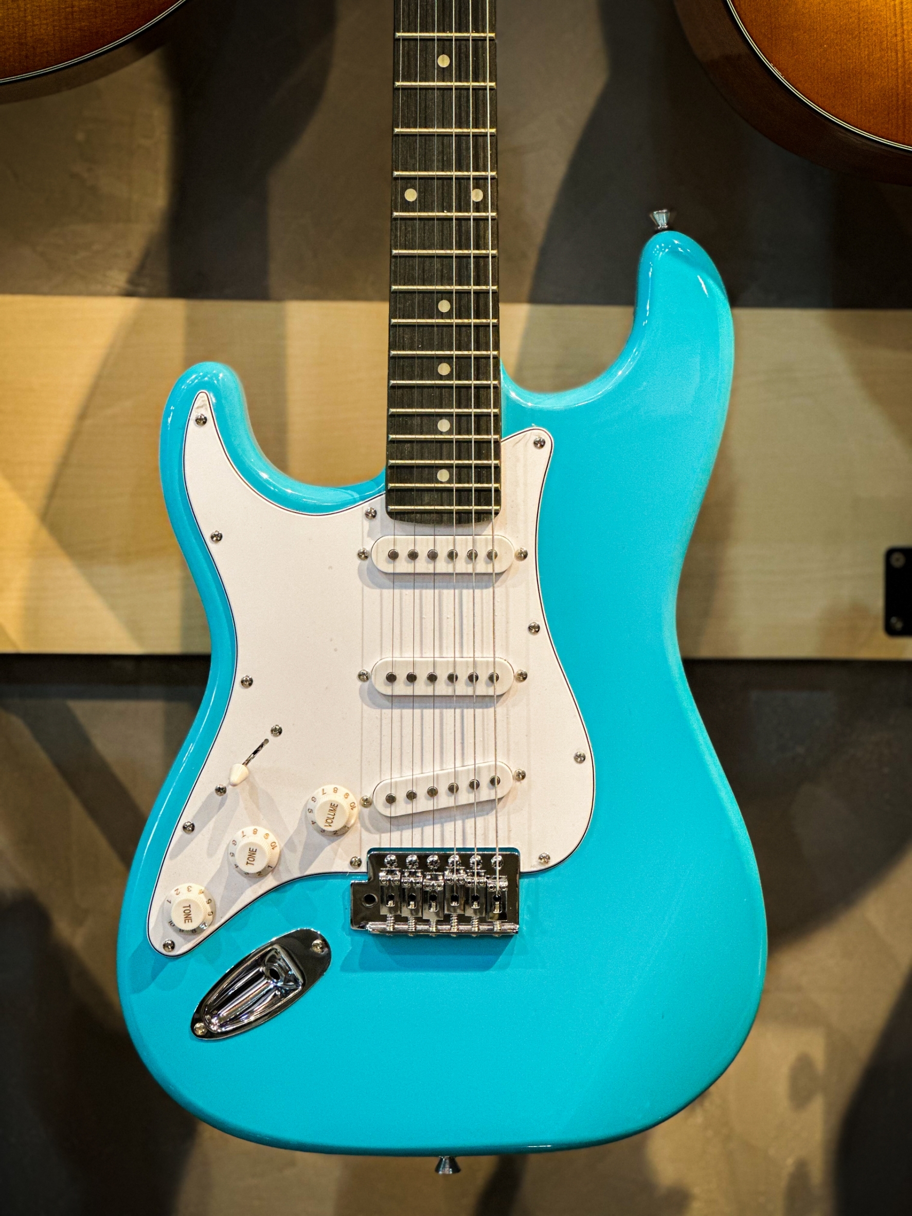 กีต้าร์ไฟฟ้า Smiger สำหรับมือซ้าย ปิ๊กอัพ SSS Guitat Left ทัชชิ่งดี จับง่าย พร้อม กระเป๋า ปิ๊ก2อัน สายแจ็ค