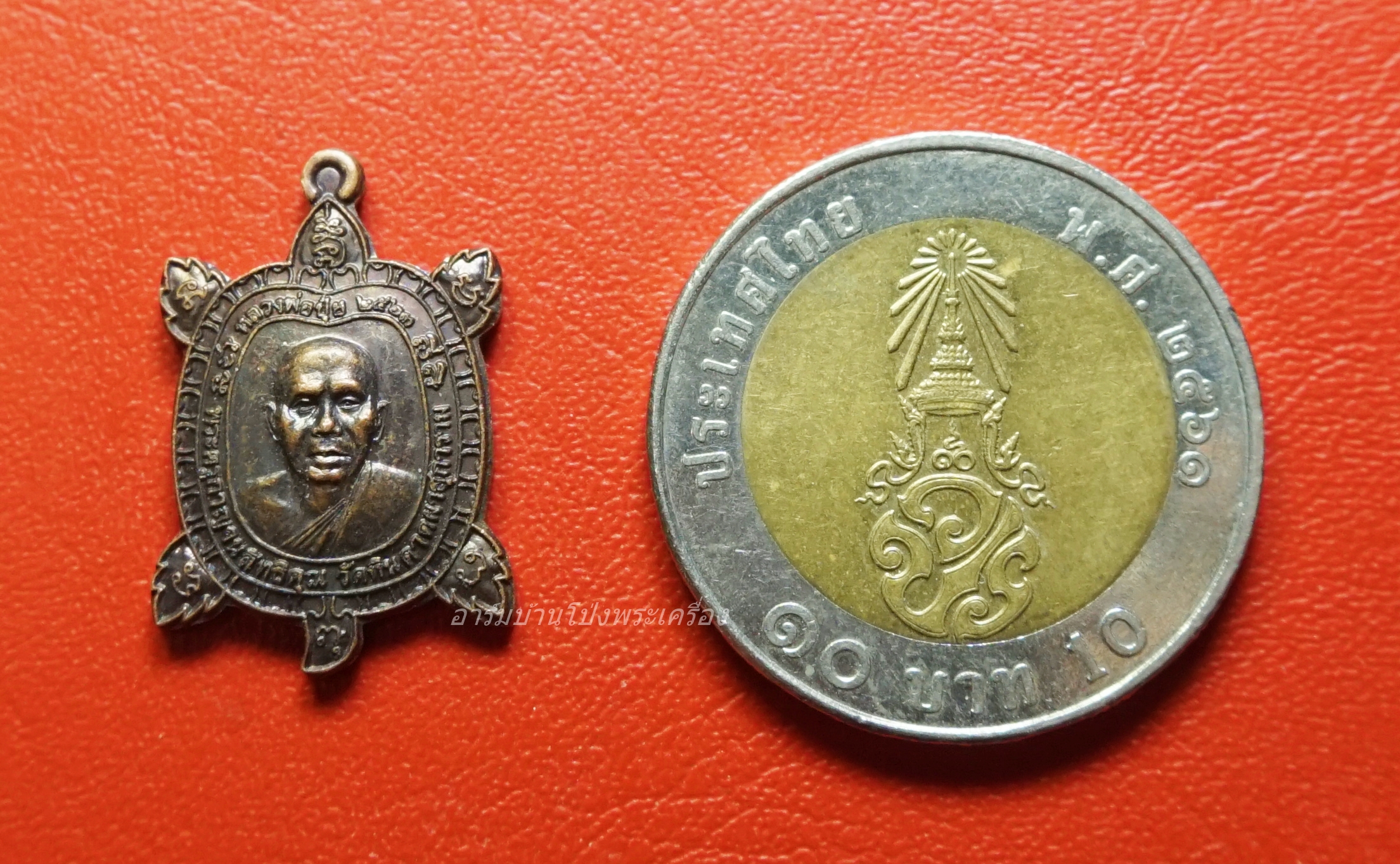 หลวงพ่อปุ้ย พระครูกาญจนสิทธิคุณ วัดหินดาดผาสุการาม ที่ระลึกปิดทองฝังลูกนิมิต ปี๒๕๖๓ เนื้อทองแดง(องค์ที่1)