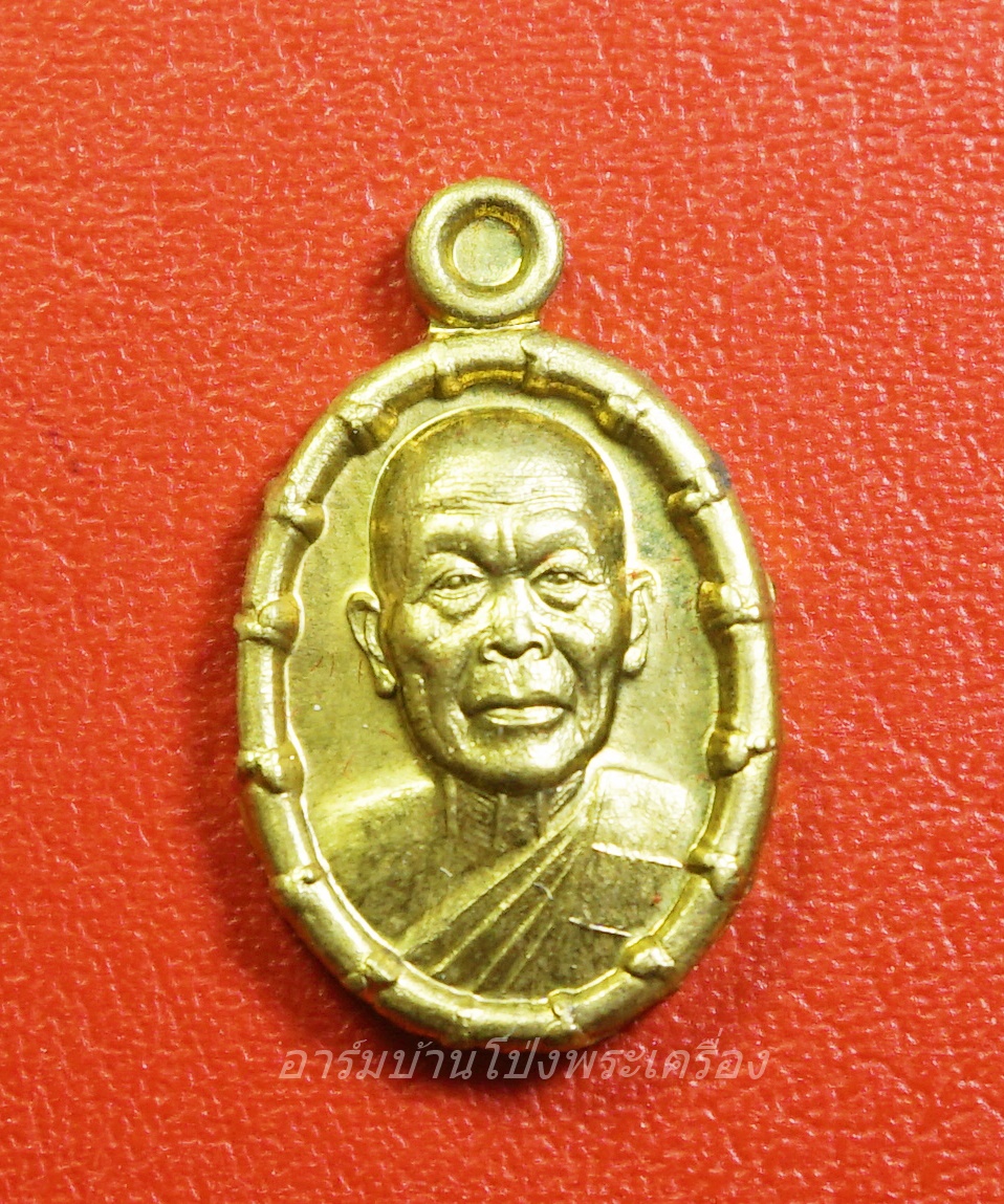 หลวงพ่อหวล วัดชาวเหนือ เม็ดแตง ปี๒๕๕๘ เนื้อฝาบาตร(องค์ที่3)