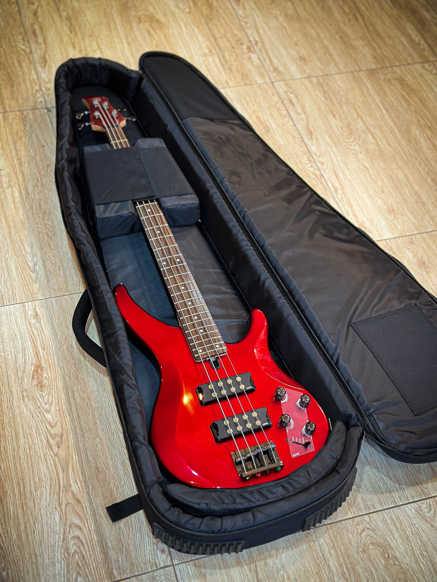 Jinchuan ซอฟเคสเบส JC BB-2213 สีดำ บุฟองน้ำหนามาก ป้องกันการกระแทกได้ดี กระเป๋าเบส เบสไฟฟ้า มีหูหิ้ว สายสะพายหลัง