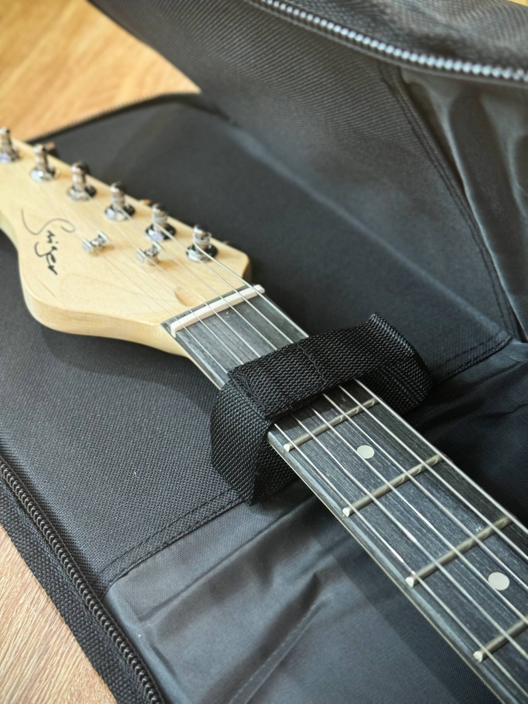 ซอฟเคสกีต้าร์ไฟฟ้า Fender กระเป๋ากีต้าร์ไฟฟ้า กระเป๋าหน้าแบบถัก บุฟองน้ำหนา มีสะพายหลัง