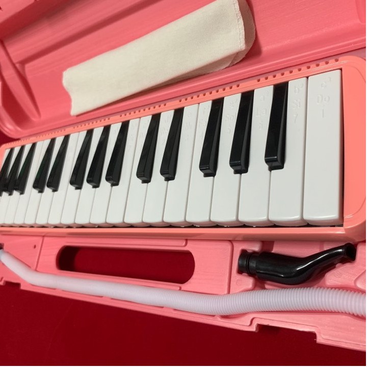 (สีชมพู) Melodian ขนาดมาตรฐาน 32 คีย์ พร้อมอุปกรณ์ครบชุด เสียงดี ไม่กินลม