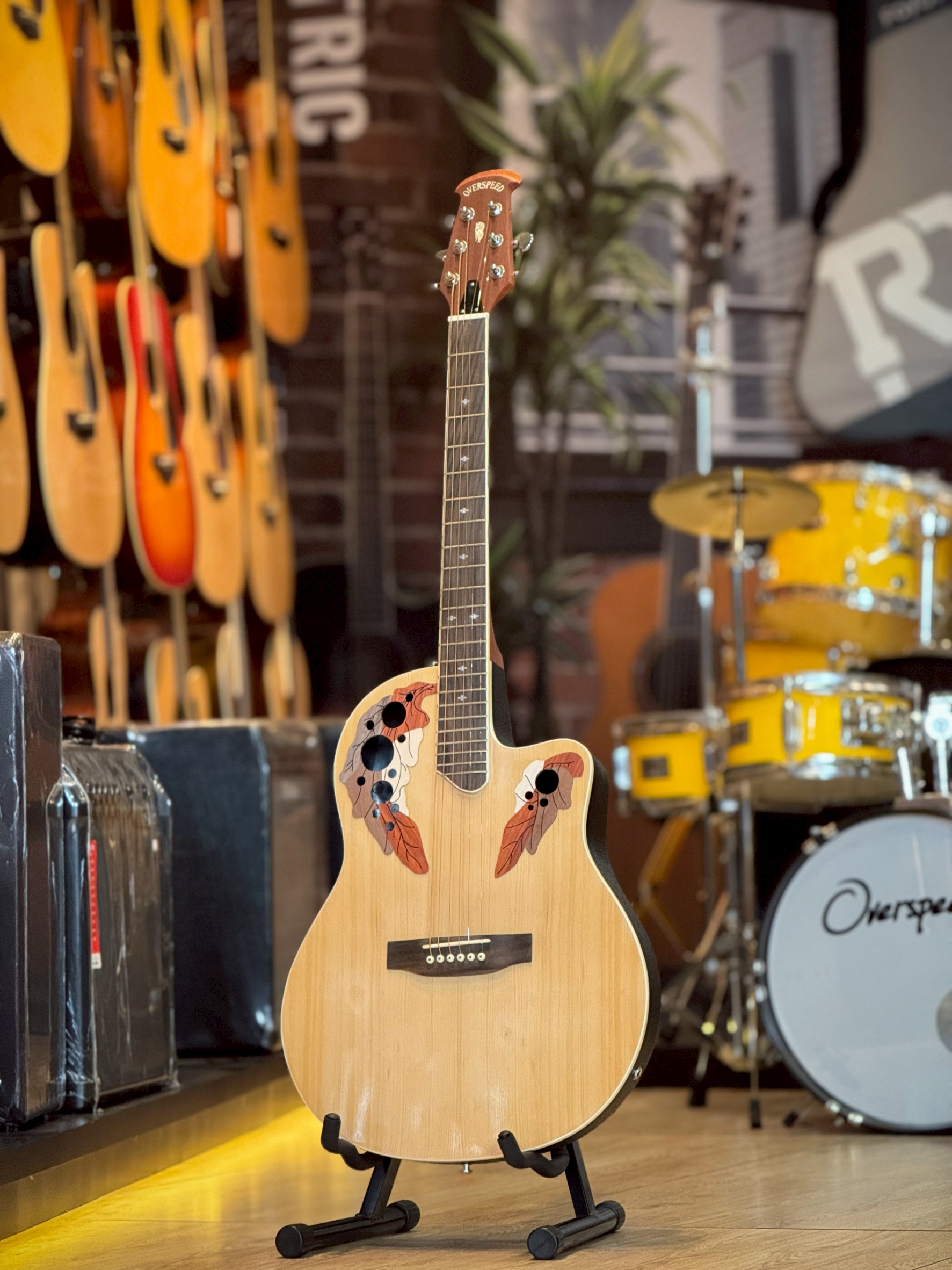 Overspeed กีต้าร์โปร่งไฟฟ้าหลังเต่า สีไม้ พร้อม กระเป๋า คาโป้ ปิ๊ก4อัน คู่มือ ประแจ
