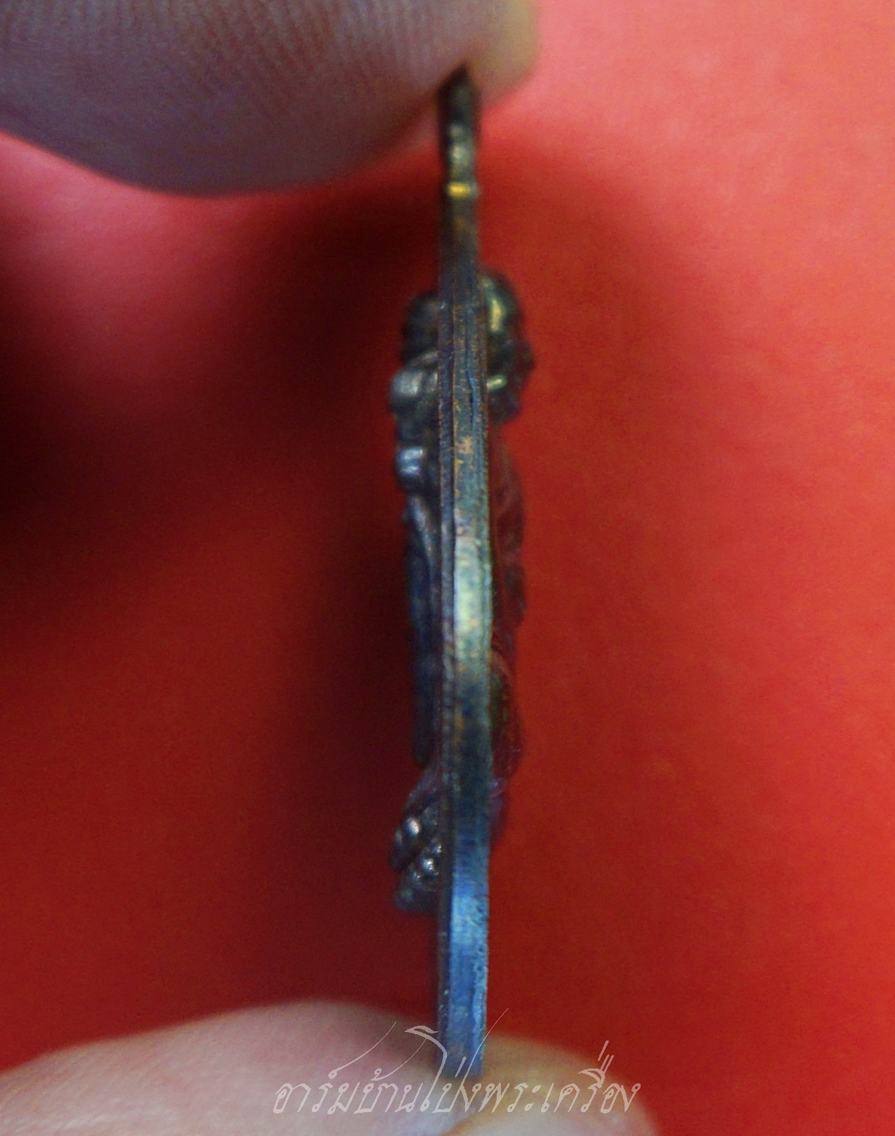 หลวงปู่ทวด ยืนมั่นคง ด้านหลัง หลวงปู่ดู่ พรหมปัญโญ วัดแม่ตะไคร้ จ.เชียงใหม่ รุ่นทานบารมี๑ ปี๒๕๕๔ ยิงโค๊ตเลเซอร์หมายเลข48036 เนื้อทองแดงรมดำ(องค์ที่1)