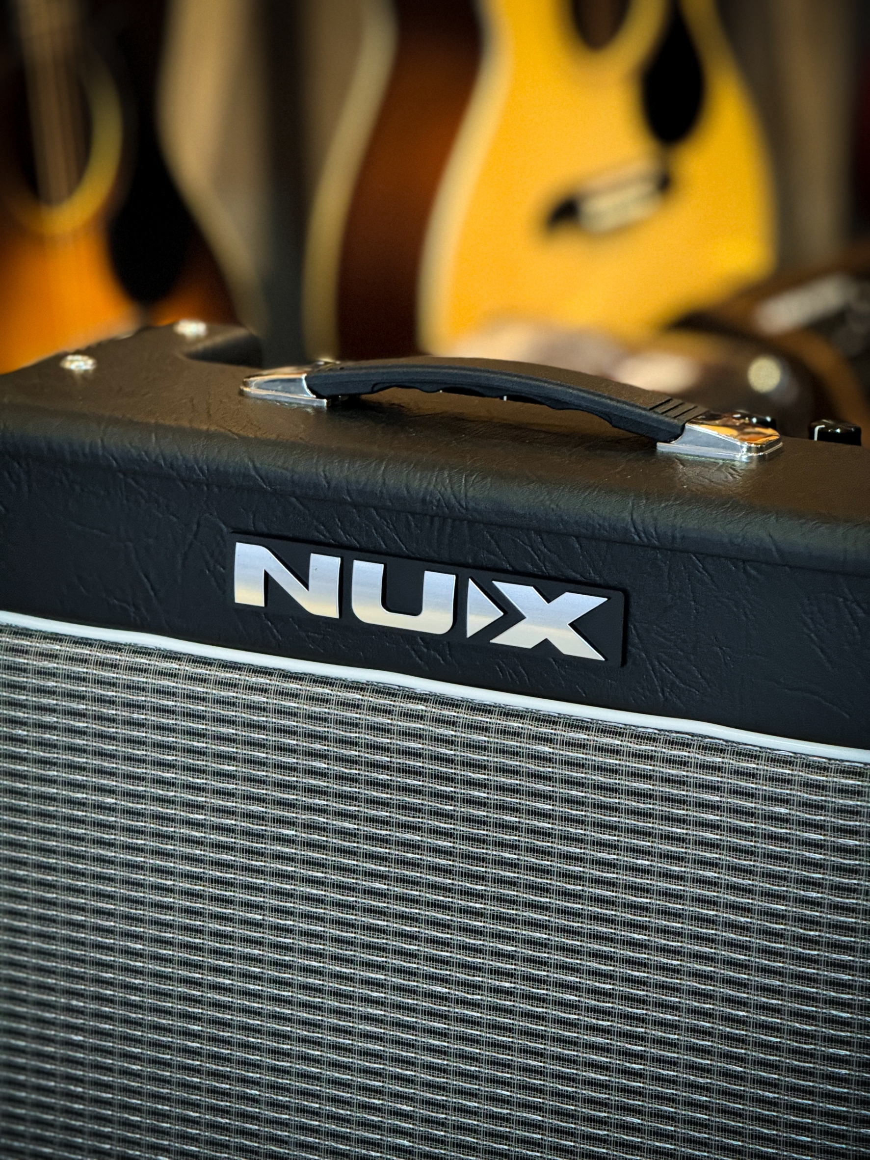 Nux รุ่น Mighty 20 BT MK II มีจูนเนอร์ในตัว / Bluetooth มาพร้อม 18 เอฟเฟ็กต์ในตัว ดอกลำโพงขนาด 10 นิ้ว ต่อหูฟัง ได้