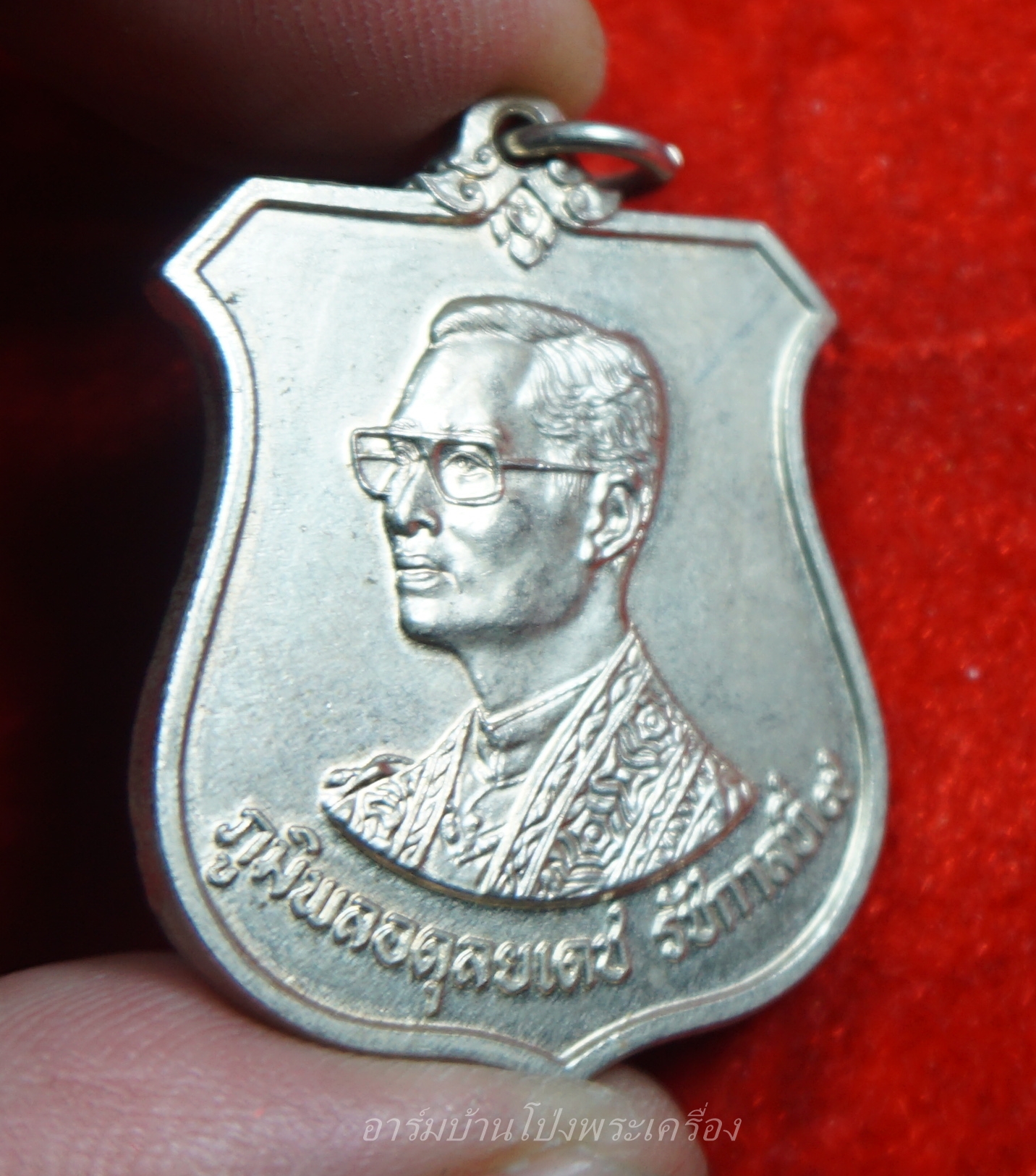 ในหลวงรัชกาลที่๙ ที่ระลึกเฉลิมพระชนมพรรษา 6 รอบ 72 พรรษา พ.ศ.2542 พิธีพุทธาภิเษกโดยพระเกจิอาจารย์แห่งยุค โดยมีสมเด็จพระสังฆราชฯ เป็นองค์ประธาน จัดสร้างโดยมูลนิธิ พลเอกเปรม ติณสูลานนท์(องค์ที่1)