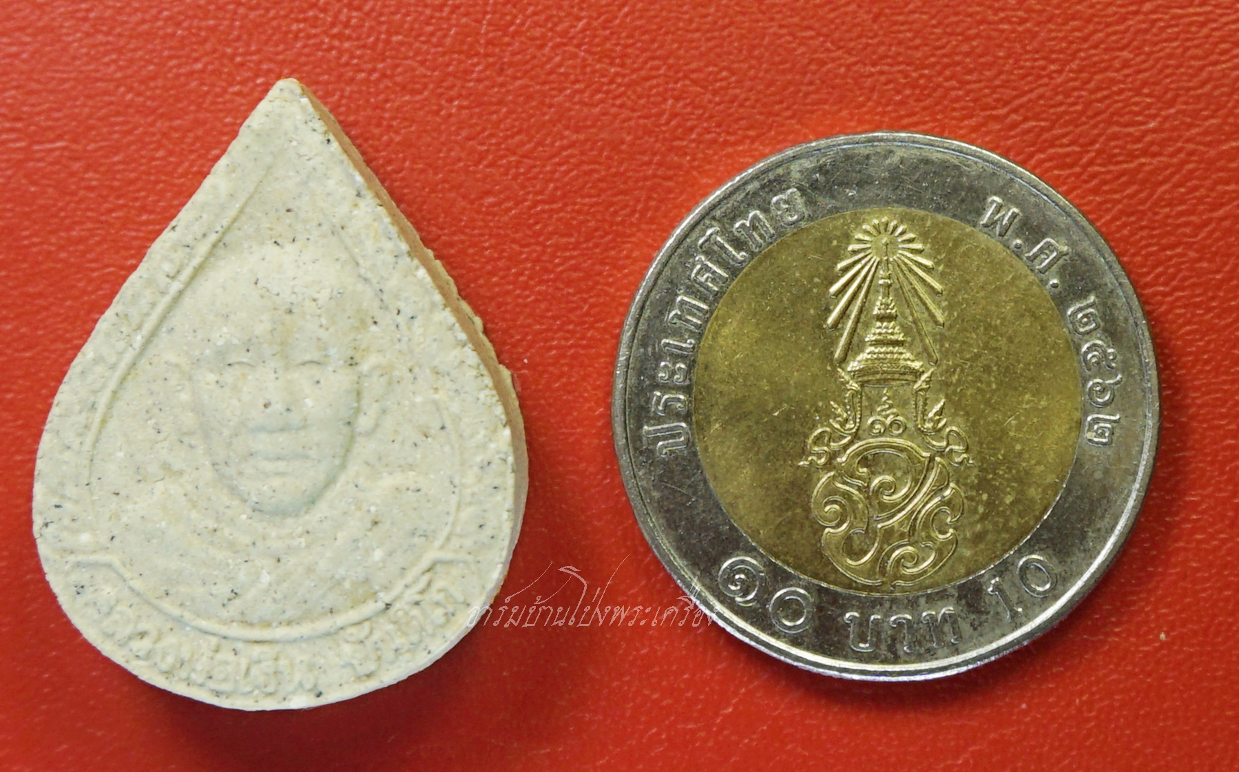 หลวงพ่อเงิน วัดถ้ำน้ำ หยดน้ำ เนื้อผง พร้อมกล่องและสายสิญจน์(องค์ที่1)