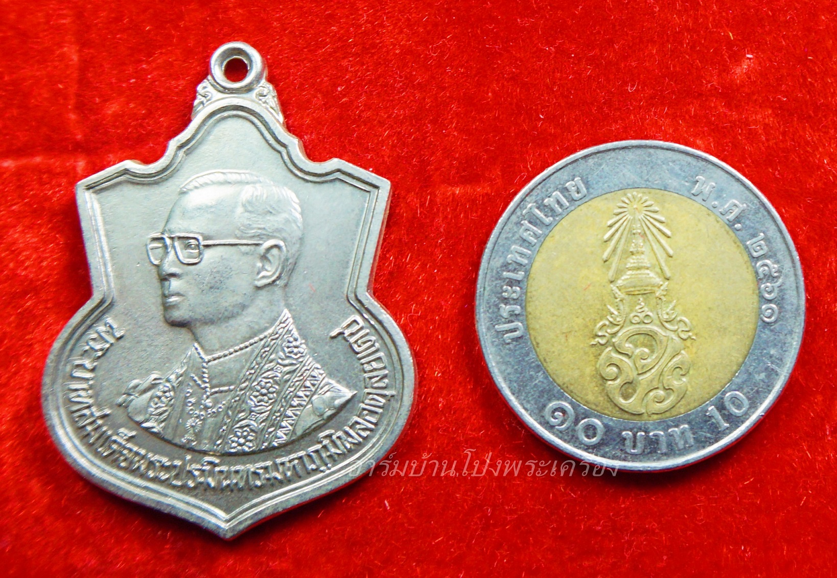 เหรียญอาร์มในหลวง ร.9 พระบาทสมเด็จพระปรมินทรมหาภูมิพลอดุลยเดช สร้างในวโรกาสครบ 6 รอบ 5 ธันวาคม พ.ศ 2542 โดยกระทรวงมหาดไทย พิธีมังคลาภิเษก ณ.พระอุโบสถวัดพระศรรัตนศาสดาราม โดยมีสมเด็จพระญานสังวรสมเด็จพระสังฆราชเป็นประธานในพิธี โดยลักษณะเหรียญด้านหน้าเป็นพระ