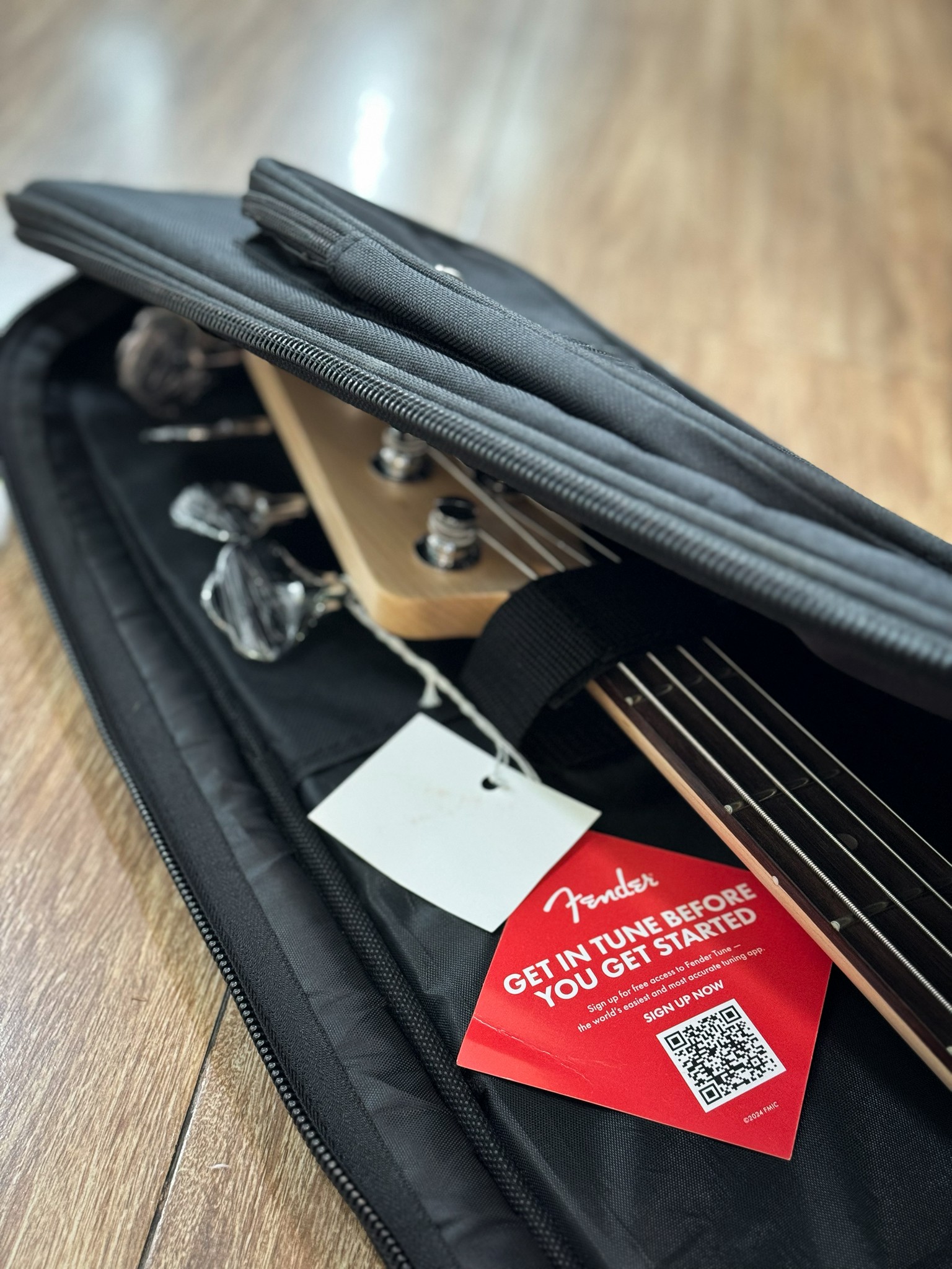 Fender กระเป๋าเบส บุฟองน้ำ 12 มิล (สายรัดคอ) สีดำ ซอฟเคสเบส บุฟองน้ำหนา 12 มิล มีช่องกระเป๋าด้านหน้า ถึงสองใบ พร้อมสายสะพายหลัง