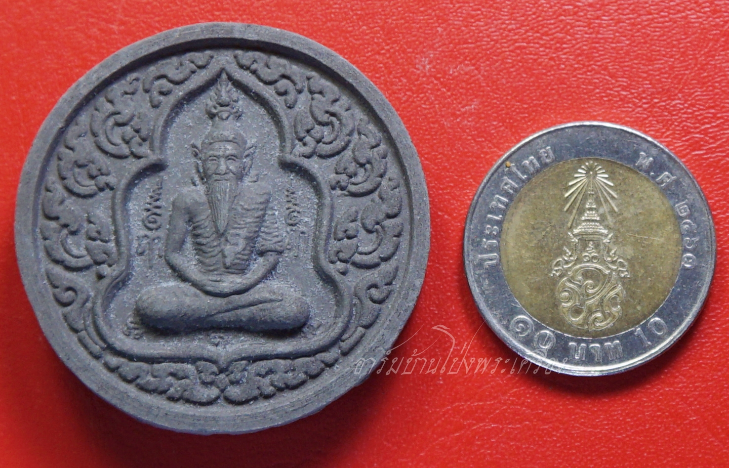 หลวงปู่ต้อย วัดสนามแย้ เศียรพ่อแก่ฤาษีนารอด หลังปู่ฤาษีนารายณ์ รุ่นแรก ปี๒๕๕๓ เนื้อผงพุทธคุณ(องค์ที่1)