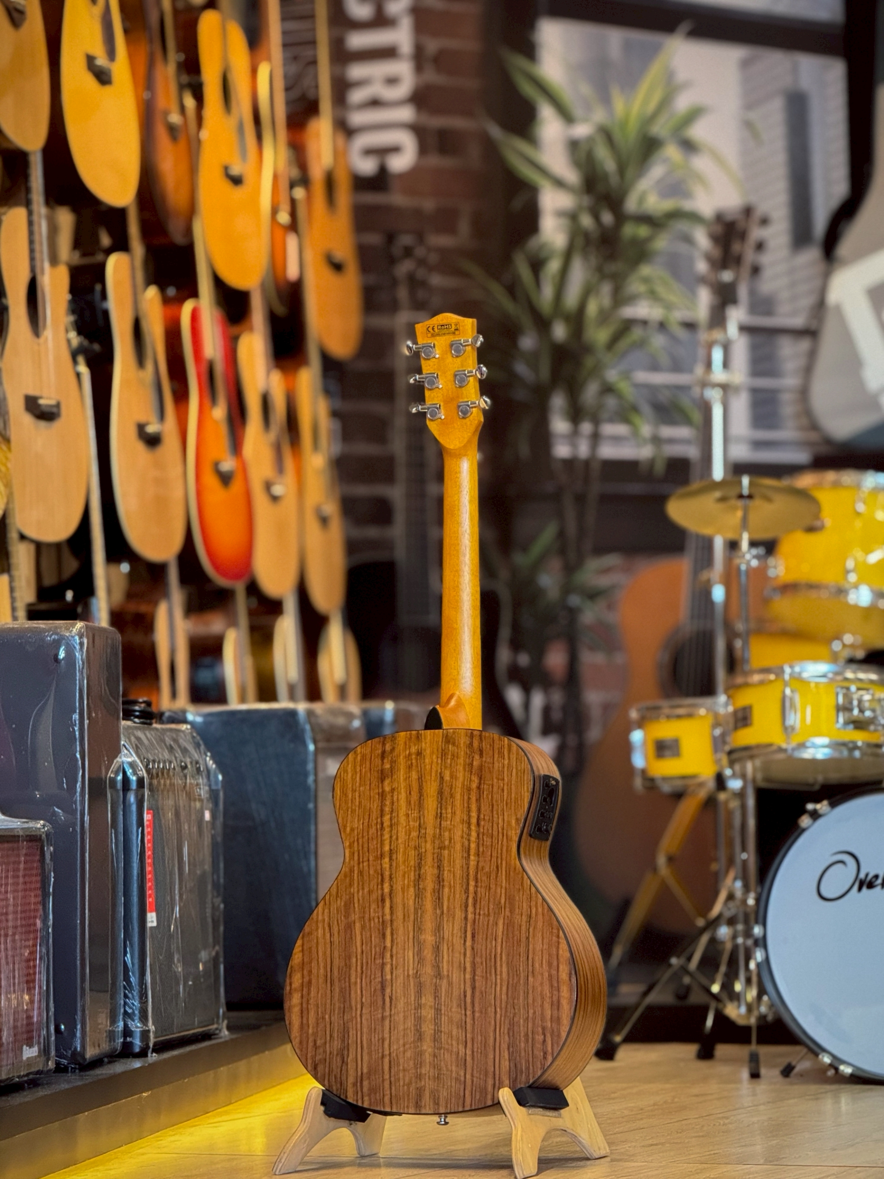 Gusta Mini 2E Walnut กีต้าร์โปร่งไฟฟ้า ไม้วอลนัท Acoustic Guitar พร้อม กระเป๋า ปิ๊ก4อัน สายแจค