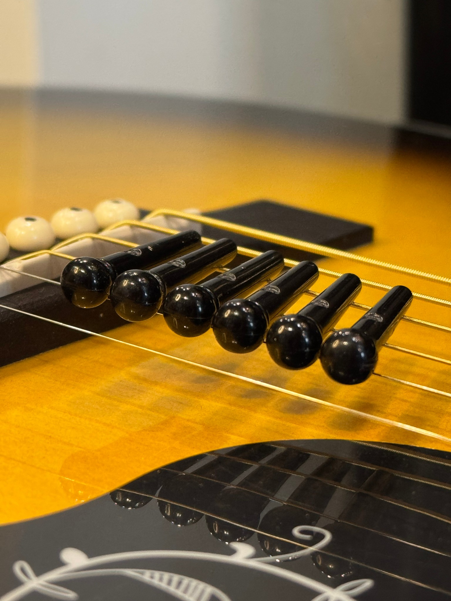 อุปกรณ์กีต้าร์ ชุดหมุดยึดสายกีต้าร์ 8 ชิ้น สีดำ 1 ชุด ทำจากวัสดุคุณภาพดี พร้อมของแถมฟรี ปิ๊ก 3 ชิ้น