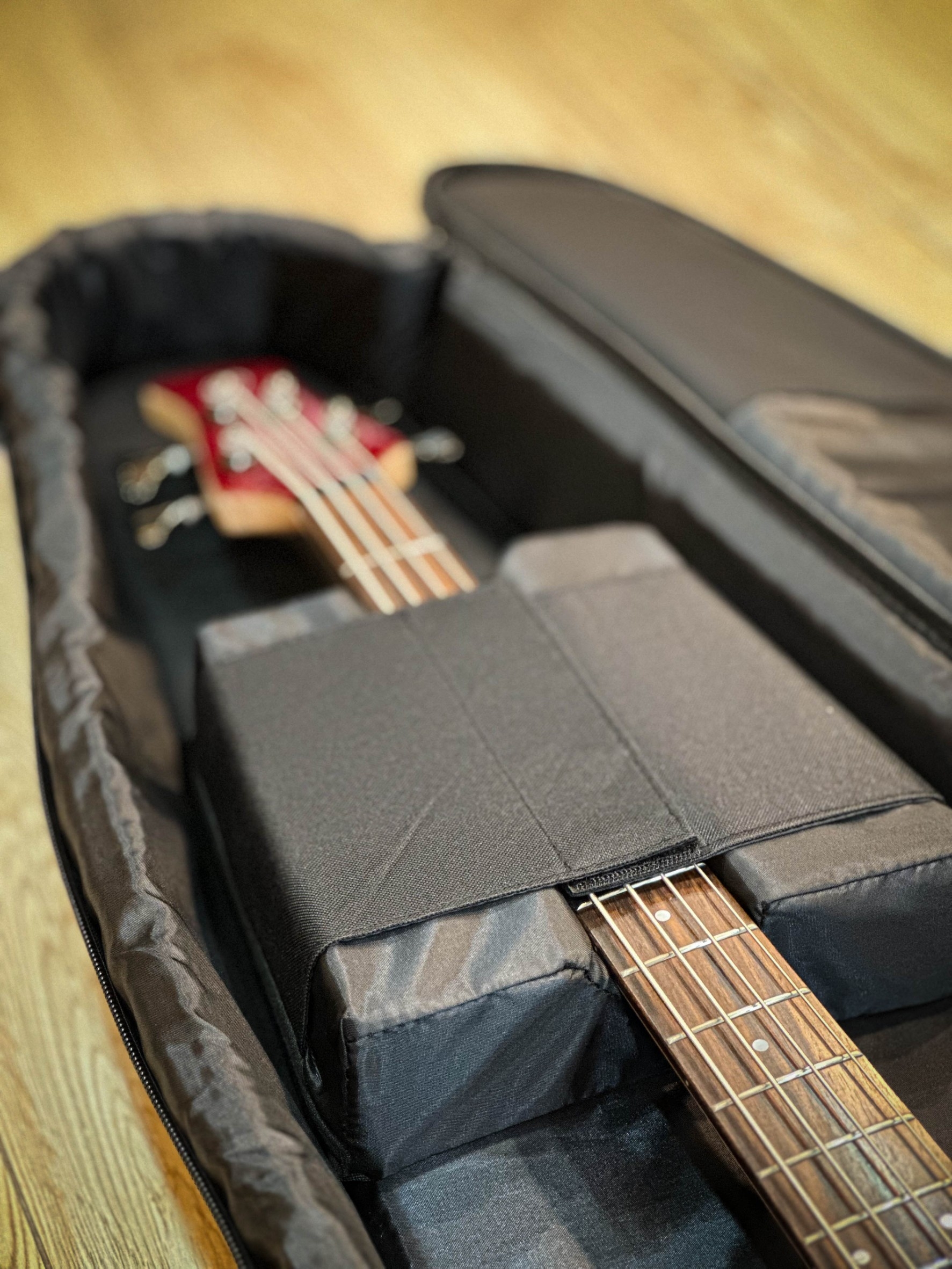 Jinchuan ซอฟเคสเบส JC BB-2213 สีดำ บุฟองน้ำหนามาก ป้องกันการกระแทกได้ดี กระเป๋าเบส เบสไฟฟ้า มีหูหิ้ว สายสะพายหลัง