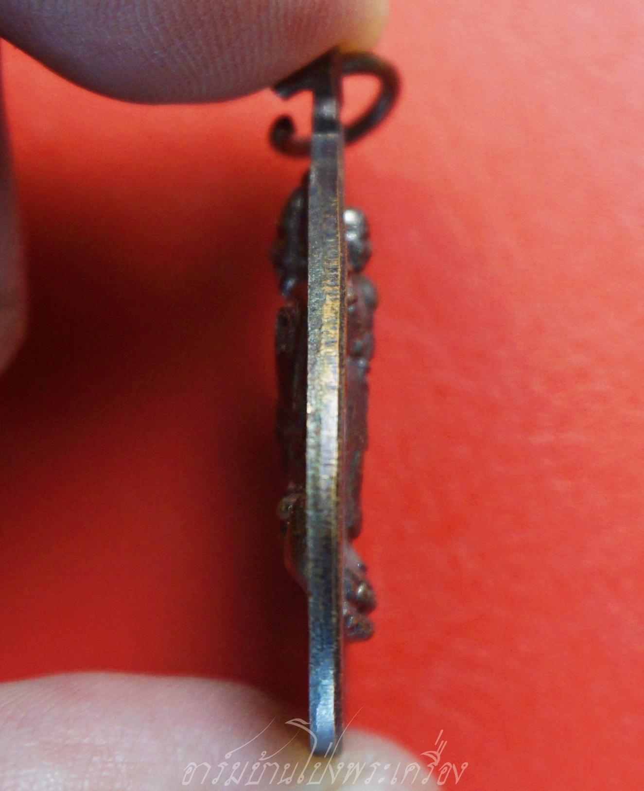 หลวงปู่ทวด ยืนมั่นคง ด้านหลัง หลวงปู่ดู่ พรหมปัญโญ วัดแม่ตะไคร้ จ.เชียงใหม่ รุ่นทานบารมี๑ ปี๒๕๕๔ ยิงโค๊ตเลเซอร์หมายเลข40751 เนื้อทองแดงรมดำ(องค์ที่2)