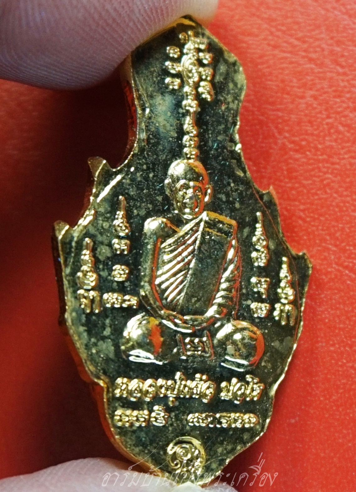 หลวงปู่แผ้ว วัดหนองพงนก เศียรพ่อแก่ กะไหล่ทองลงยา พิธีมหาจักรพรรดิ์ตราธิราช๑๐๘คณาจารย์(องค์ที่5)