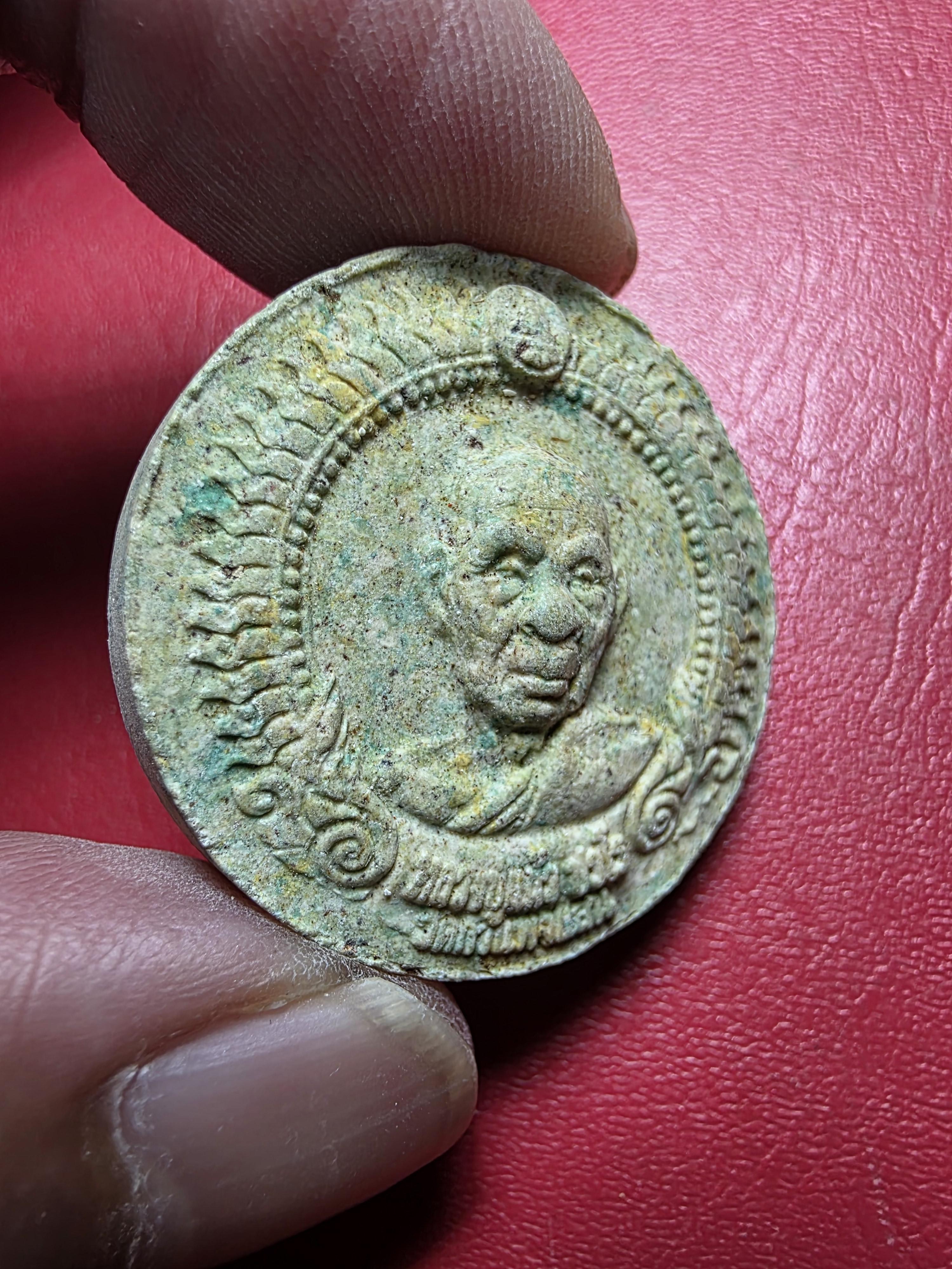 หลวงปู่แผ้ว ปวโร วัดกำแพงแสน หลังพระพิฆเนตร เนื้อผงพุทธคุณ(องค์ที่1)