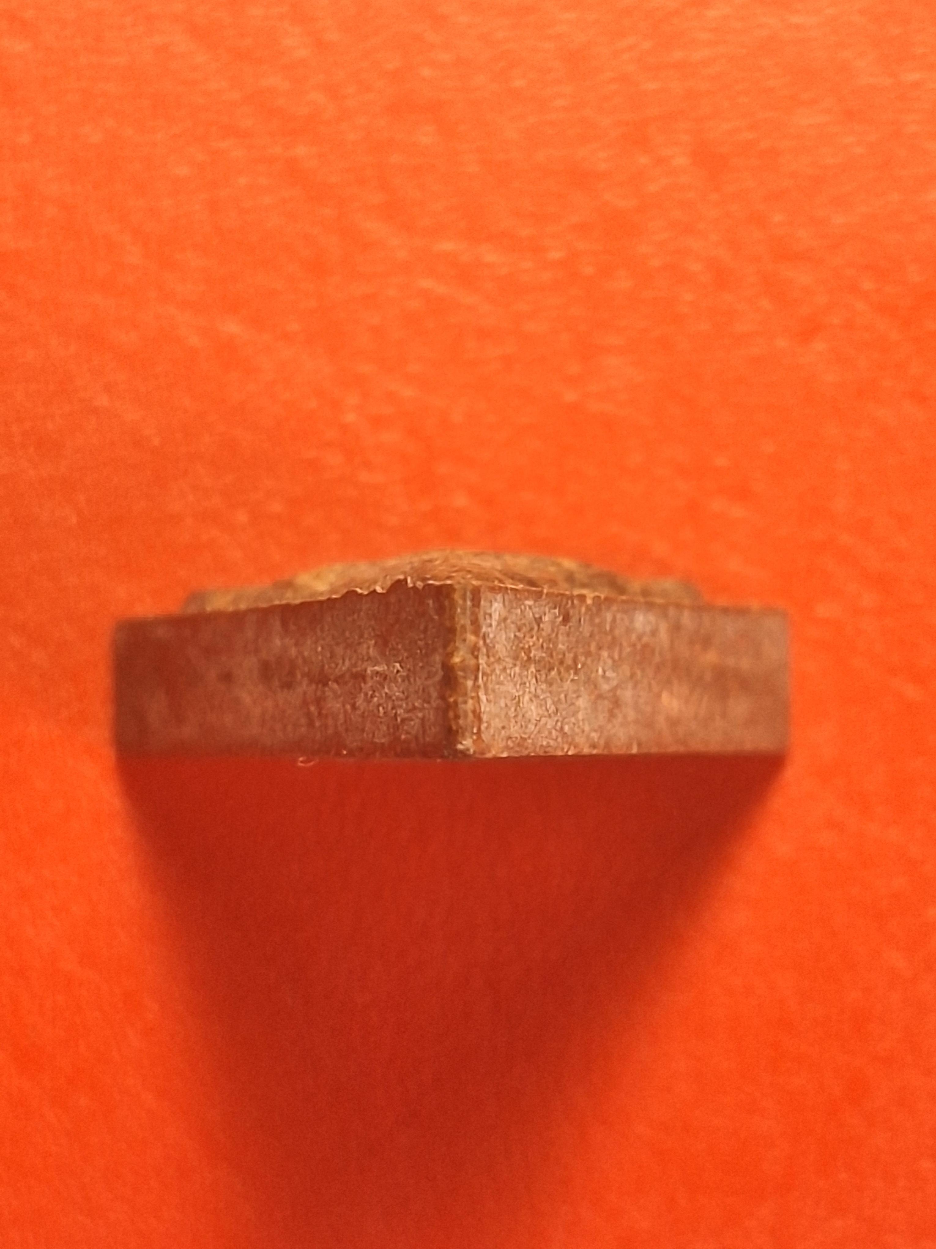 พระพุทธนวมมหาราชายุจฉับปริวัตนมงคล พระผงพิมพ์สามเหลี่ยมหลัง ภปร. ปี๒๕๔๒(องค์ที่1)