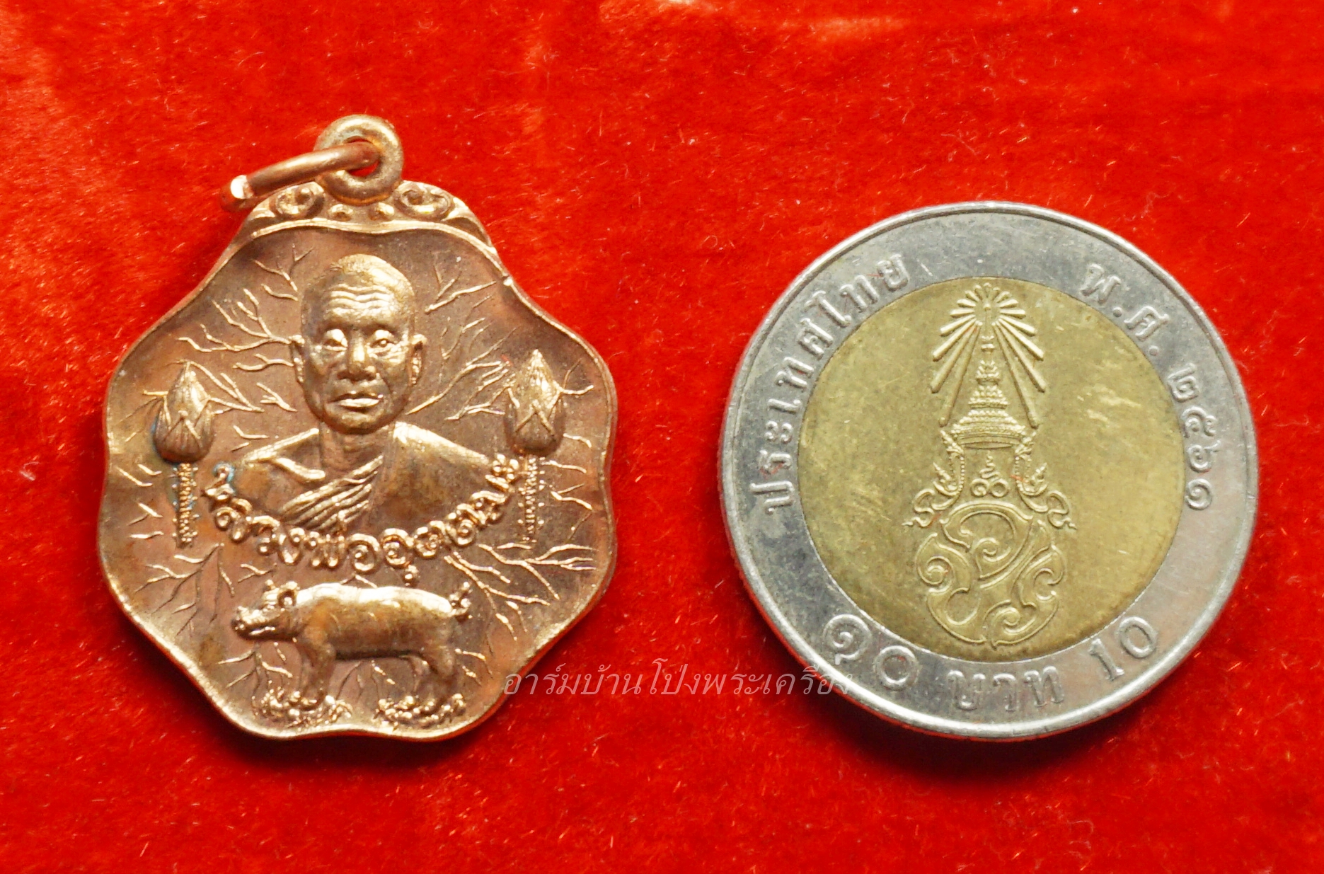 หลวงพ่ออุตตมะ ออกวัดบ้านโป่ง สร้างศาลาการเปรียญ หลังยันต์หมู เนื้อทองผิวไฟ(องค์ที่2)