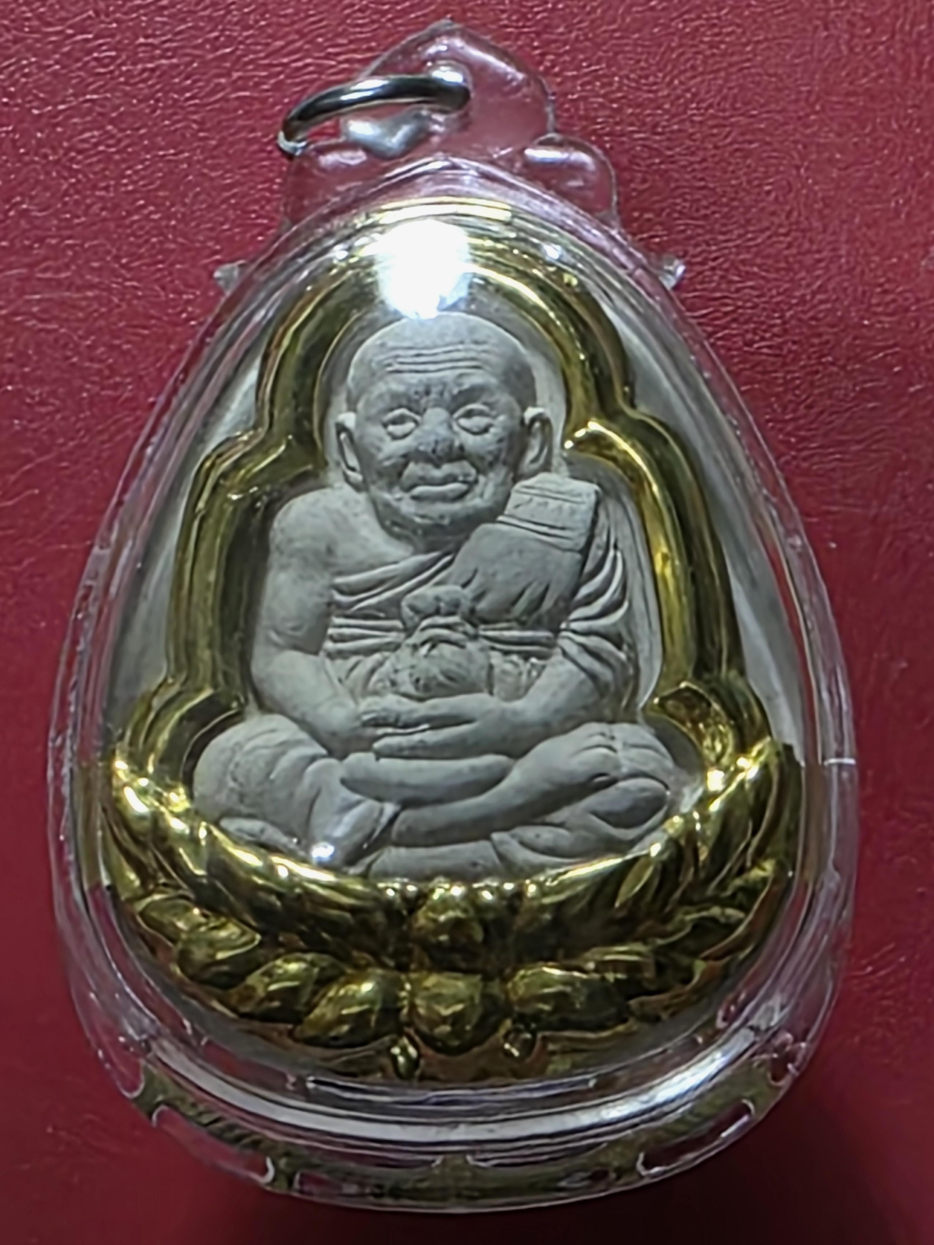 หลวงพ่อจำเนียร วัดเขาหลาว จ.ราชบุรี หลวงปู่ทวด รุ่นบัวพ้นน้ำ พิมพ์กลาง ปี๒๕๕๕ เลี่ยมเดิม(องค์ที่2)