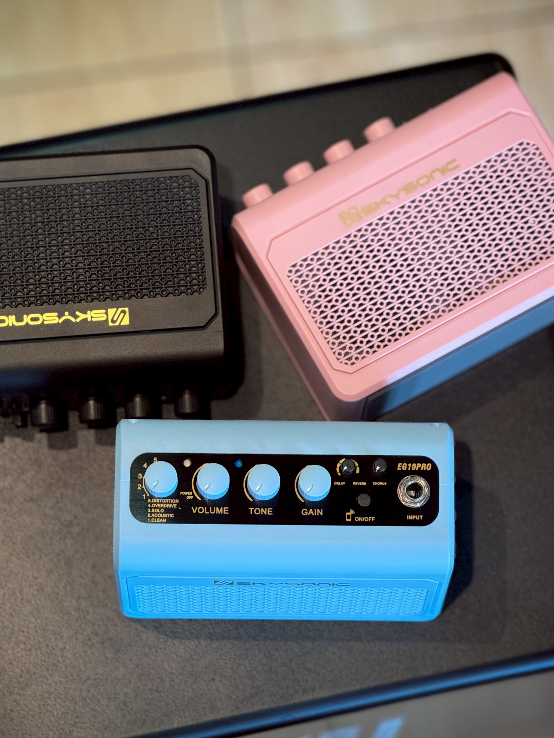 แอมป์ Skysonic EG10PRO 3in1 10W บลูทูธได้ ใช้กับกีต้ารืโปร่ง กีต้าร์ไฟฟ้า เบสไฟฟ้า พร้อมเอฟเฟ็กให้เลือก 5 แบบ ระบบชาร์แบต พกพาสะดวก
