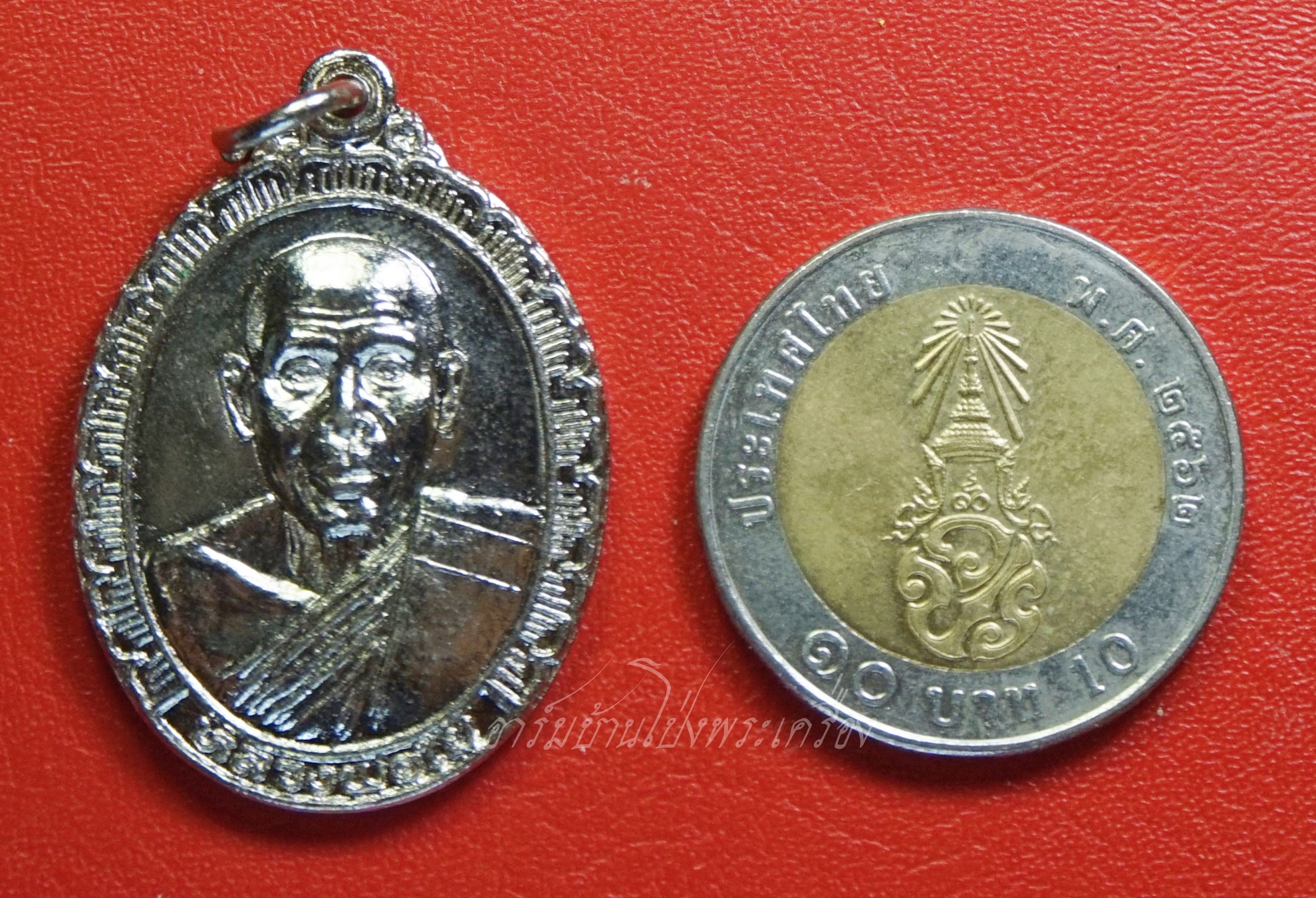 พระอาจารย์ใย วัดหนองอ้อตะวันออก รุ่นสร้างอุโบสถ ปี๒๕๓๘ เนื้อกะไหล่เงิน(องค์ที่2)