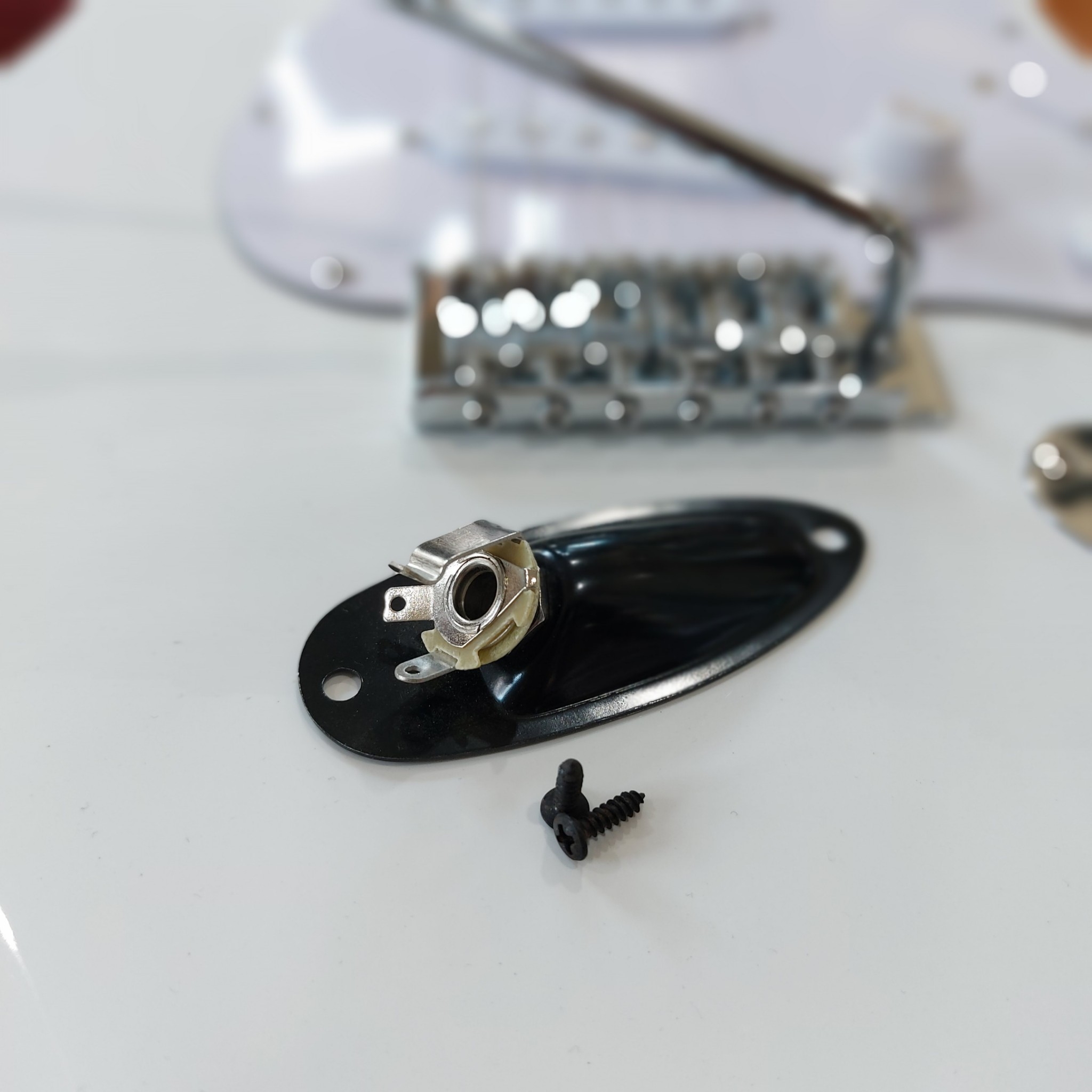 แป้นรูแจ็คกีต้าร์ไฟฟ้าพร้อมน็อต สีดำ สำหรับทรง Stratocaster กีต้าร์ไฟฟ้า