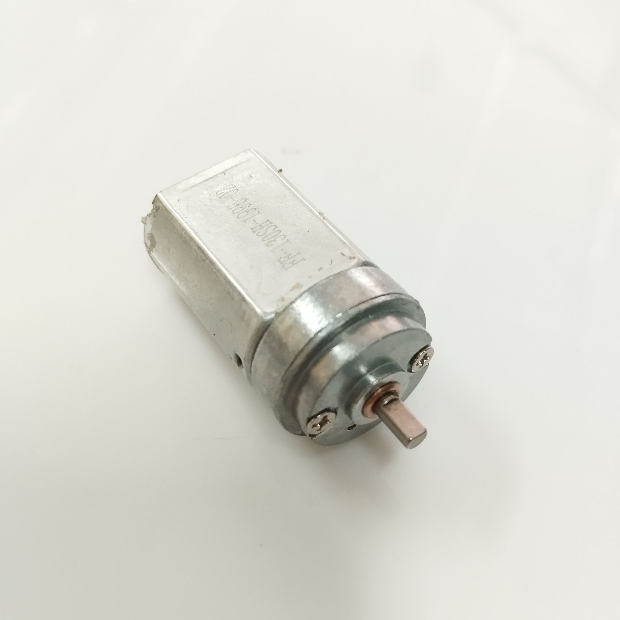 มอเตอร์เกียร์ 7.4v 2000rpm เหมาะสำหรับหุ่นดินตามเส้นและหุ่นซูโม่ 500g