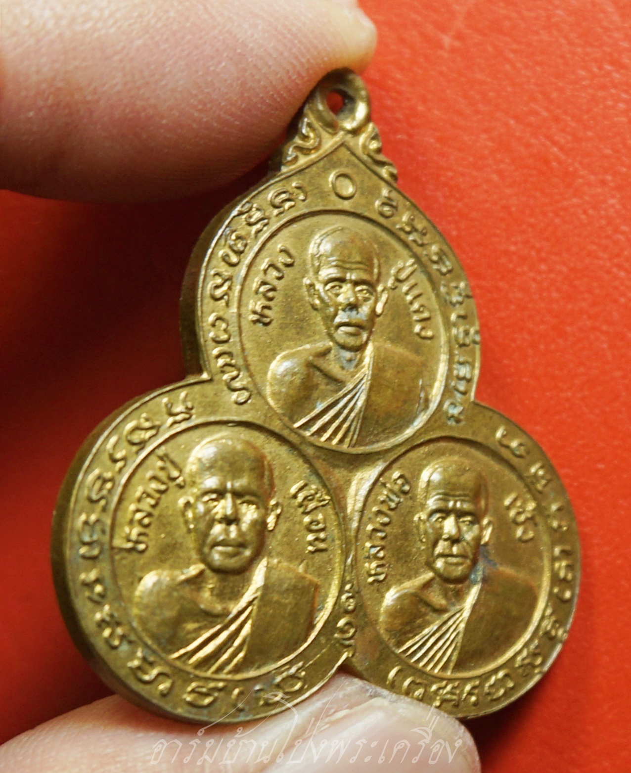 สามพระอาจารย์ หลวงปู่แดง หลวงปู่เผื่อน และหลวงพ่อเซ้ง วัดบางโตนด ปี๒๕๒๕ เนื้อฝาบาตร(องค์ที่1)