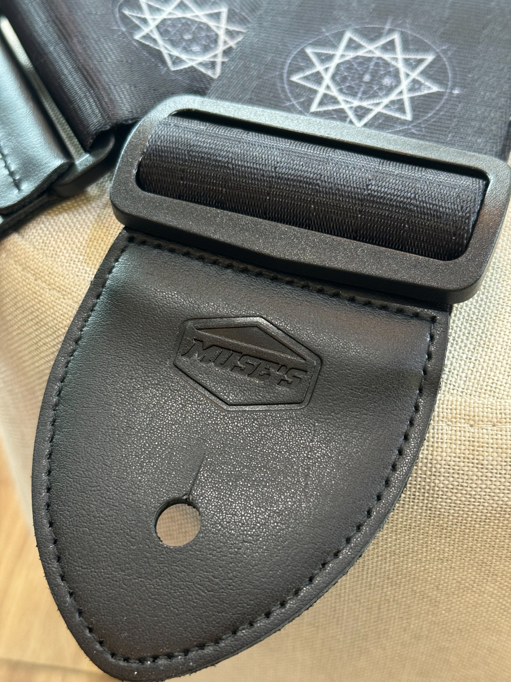 สายสะพายกีต้าร์ | เบส รุ่น MUSE'S B1 Star วัสดุเส้นใย Polyester ปรับระดับสายได้ถึง 150cm. หัวทำจากหนัง PU