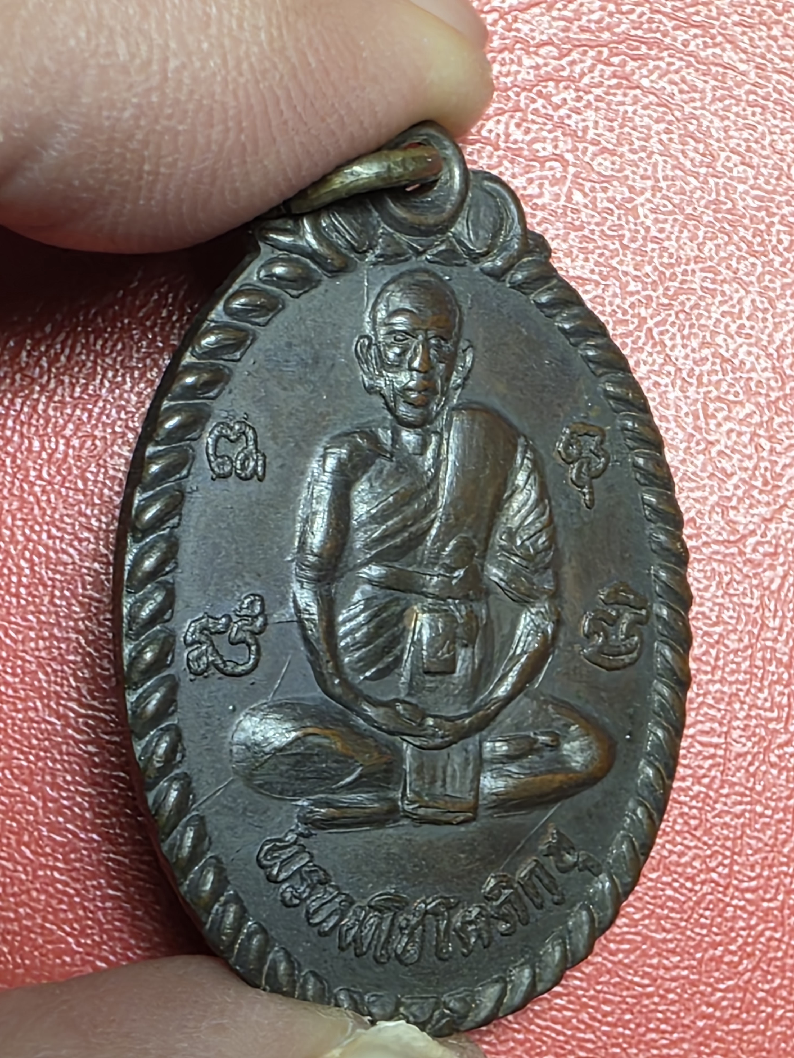 หลวงพ่อถมยา พรหมโชโตภิกขุ วัดถ้ำเขางู ด้านหลังสิงห์ขร รุ่นแรก เนื้อทองแดงรมดำ(องค์ที่5)