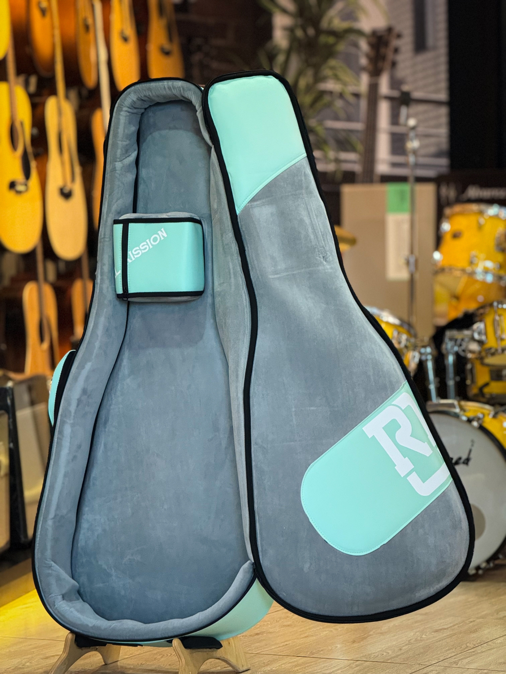 Real Mission ซอฟเคสกีตาร์โปร่ง เขียว/ชมพู รุ่นผ้า ขนาด 41 นิ้ว กระเป๋ากีตาร์โปร่ง ป้องกันการกระแทกได้ดี วัสดุกันน้ำ