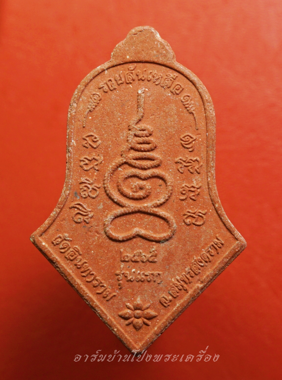 หลวงพ่อแดง วัดอินทาราม ท้าวเวสสุวรรณ รุ่นรวยล้นเหลือ ปี๒๕๖๕ เนื้อผงสีแดง(องค์ที่1)