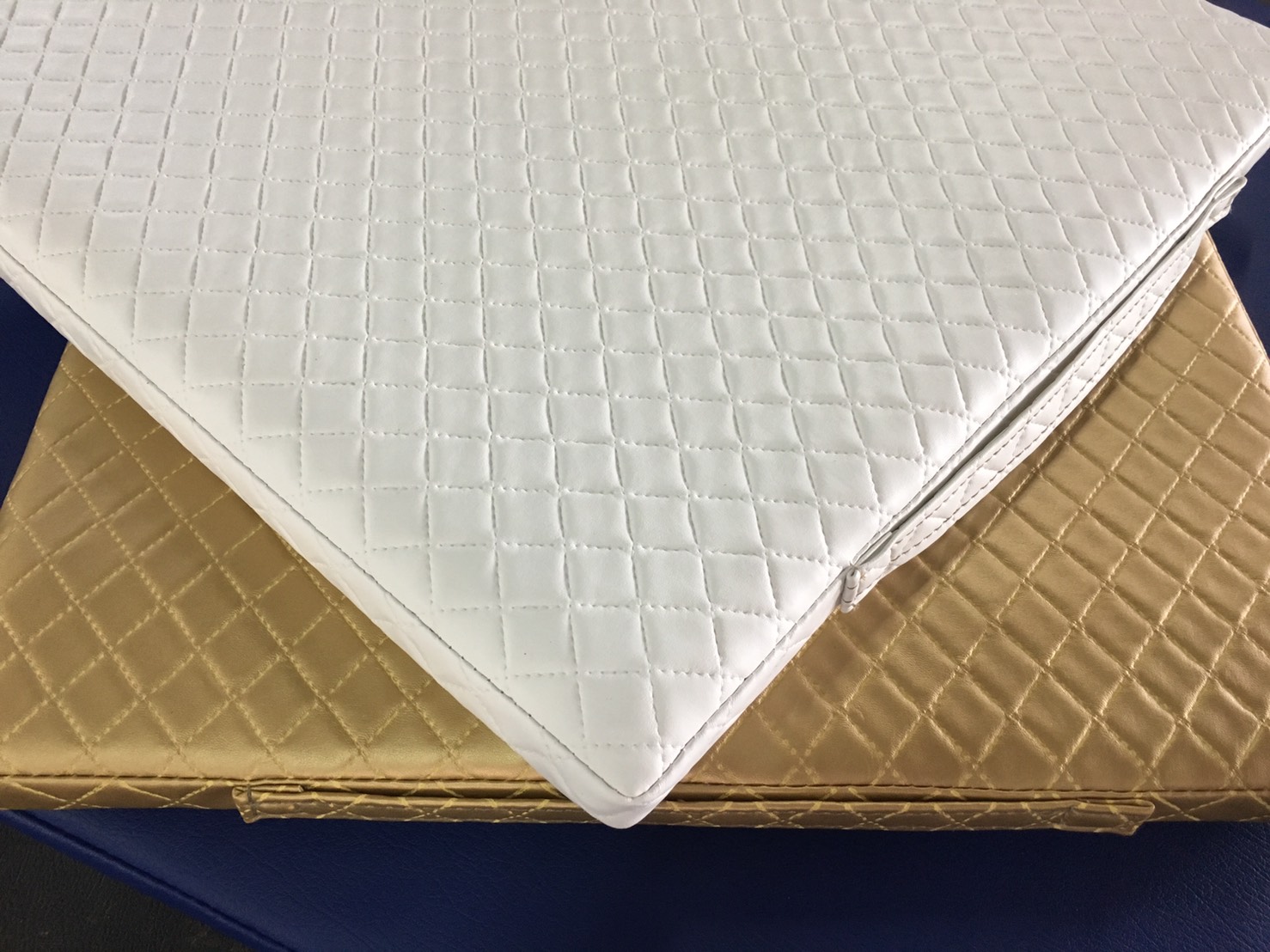 เบาะรองนั่งสมาธิหนังเทียมอย่างดี แบบพกพา 40x40 cm หนา 1 นิ้ว