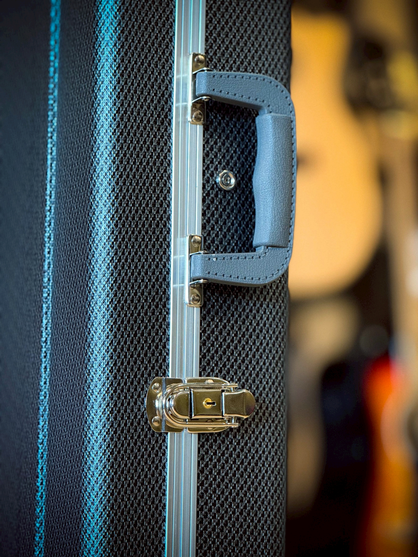 Duracase Hard case ฮาร์ดเคสเบส ลายคาร์บอน ภายในพรม สีดำ ตัวล็อคแน่นหนา วัสดุแข็งแรง ใส่เบสทรงมาตรฐานได้หลายทรง