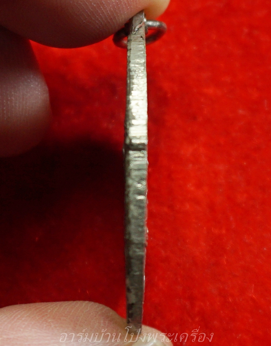 เหรียญที่ระลึกรักาลที่ ๙ งาน ๕ ธันวามหาราช พ.ศ.๒๕๓๔ ครั้งที่ 15 เนื้อกะไหล่เงิน(องค์ที่1)