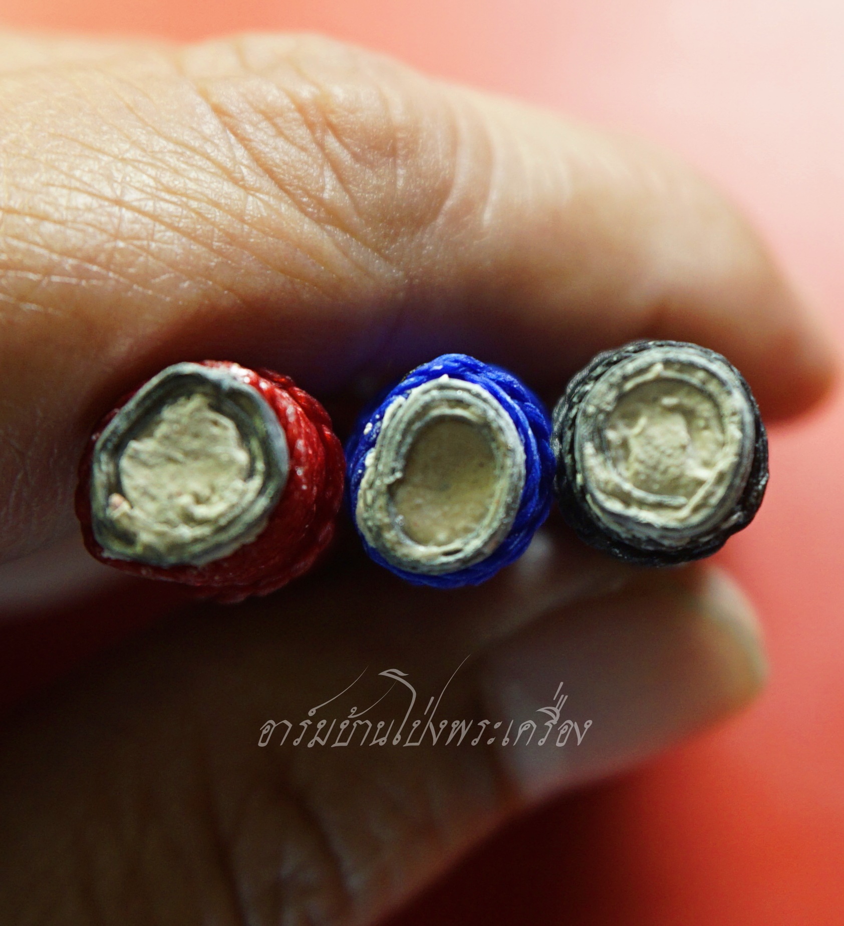 หลวงปู่แผ้ว ปวโร วัดกำแพงแสน ตะกรุดโทน ปี๒๕๕๐ ถักเชือกสีแดง, น้ำเงิน, ดำ ตอกโค๊ต"ผ" เมตตา มหานิยม แคล้วคลาด ปลอดภัย(ชุดที่1)