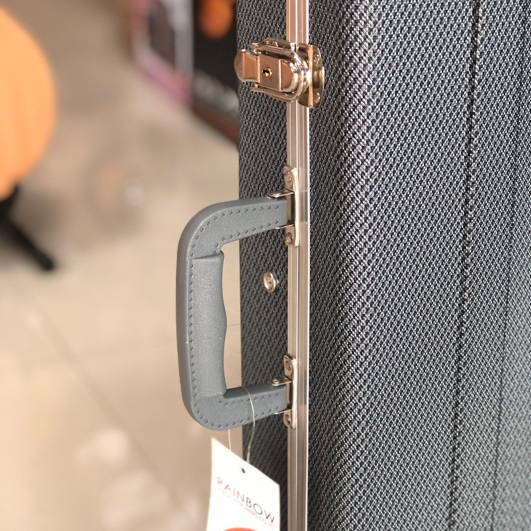 Real Mission ฮาร์ดเคสกีตาร์ไฟฟ้า พรมน้ำเงิน ตัวล็อคแน่นหนา วัสดุแข็งแรง ใส่ได้ทุกทรง