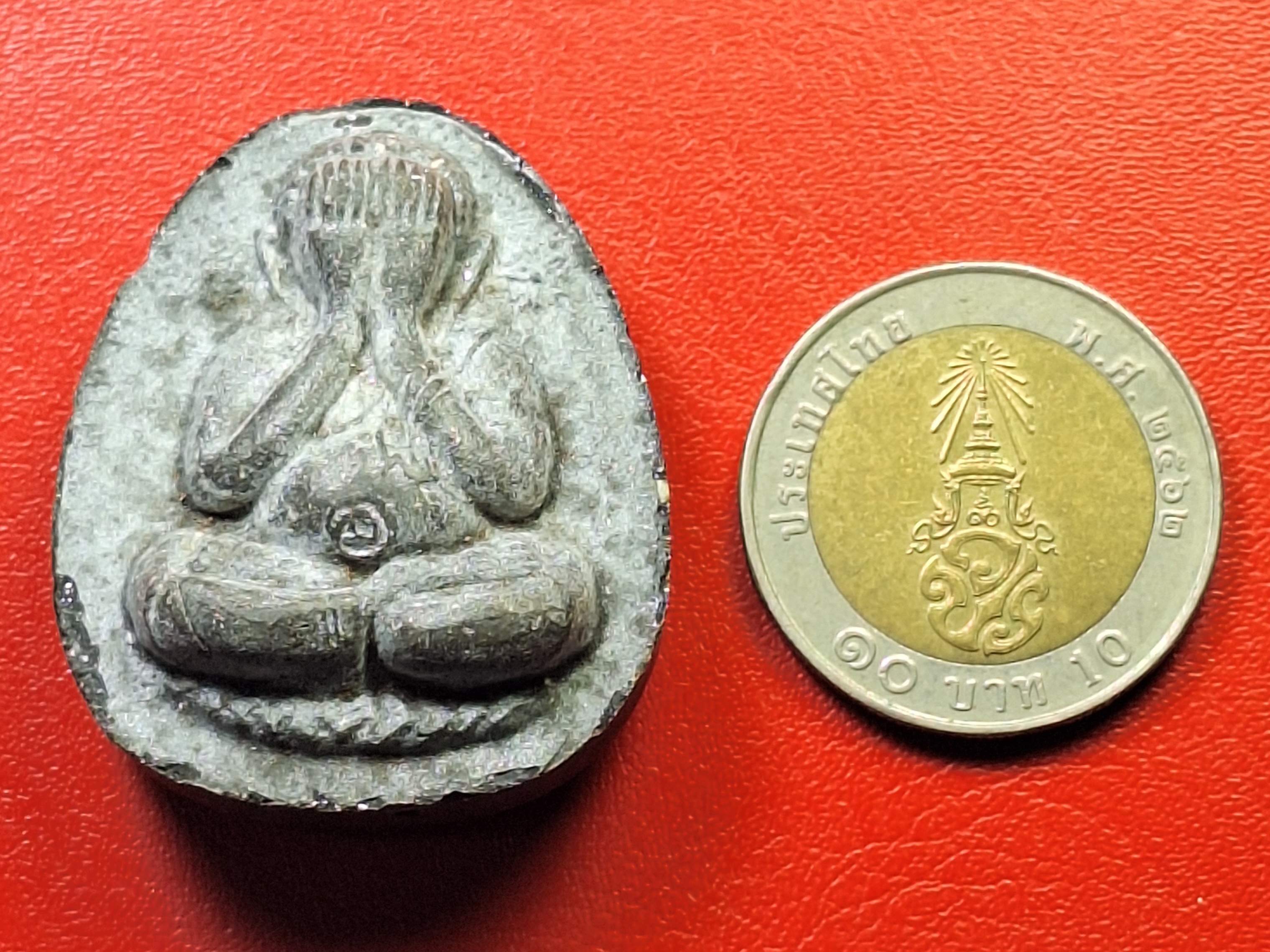 หลวงพ่อแพ วัดพิกุลทอง จ.สิงห์บุรี ปิดตา พิมพ์ใหญ่ เนื้อผงสีดำ ฝังตะกรุด2ดอก(องค์ที่1)