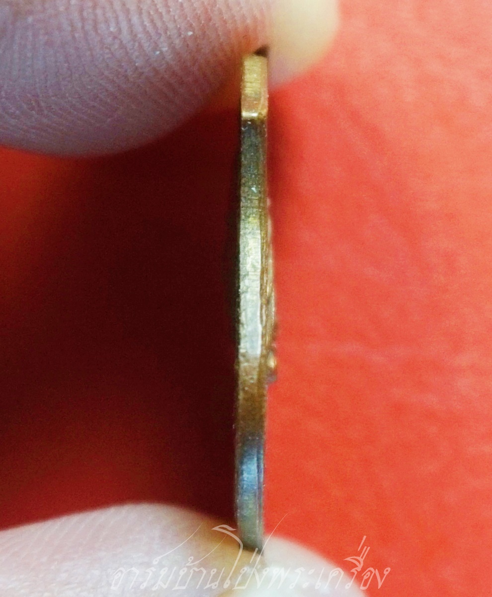 พระพุทธบาท วัดเขาวงพระจันทร์ ด้านหลัง หลวงพ่อขุน ( พระราชวรรณเวที ) เจ้าคณะจังหวัดลพบุรี ปี พ.ศ.๒๕๑๒ เนื้อกะไหล่ทอง(องค์ที่1)