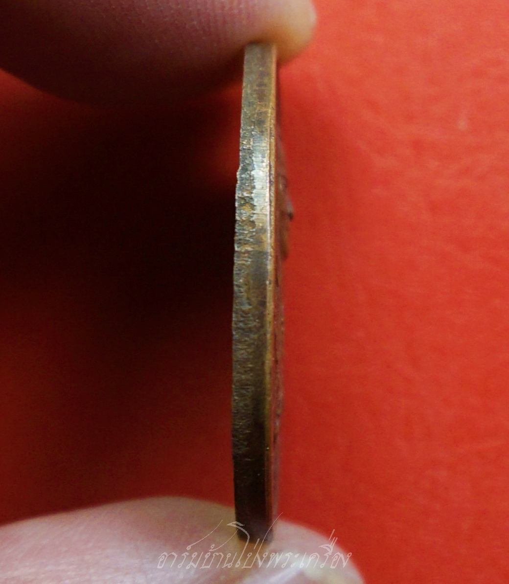 เหรียญในหลวง รัชกาลที่๙ ฉลองสิริราชสมบัติครบ๕๐ปี ศาลยุติธรรมจัดสร้าง ปี๒๕๓๙ เนื้อทองแดงรมดำ(องค์ที่3)