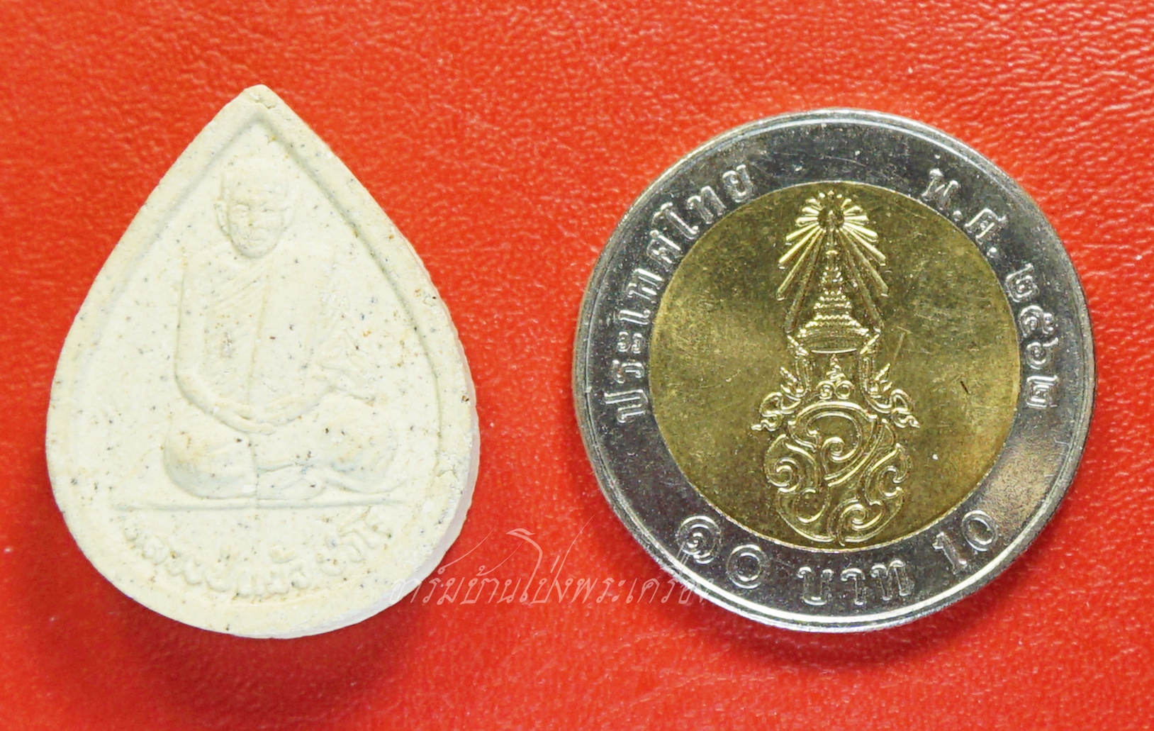 หลวงปู่แผ้ว วัดกำแพงแสน พระผงหยดน้ำ ยุคต้น ออกปี๒๕๔๑ รูปเหมือนนั่งพับเพียบ เนื้อผงสีขาว(องคที่3)