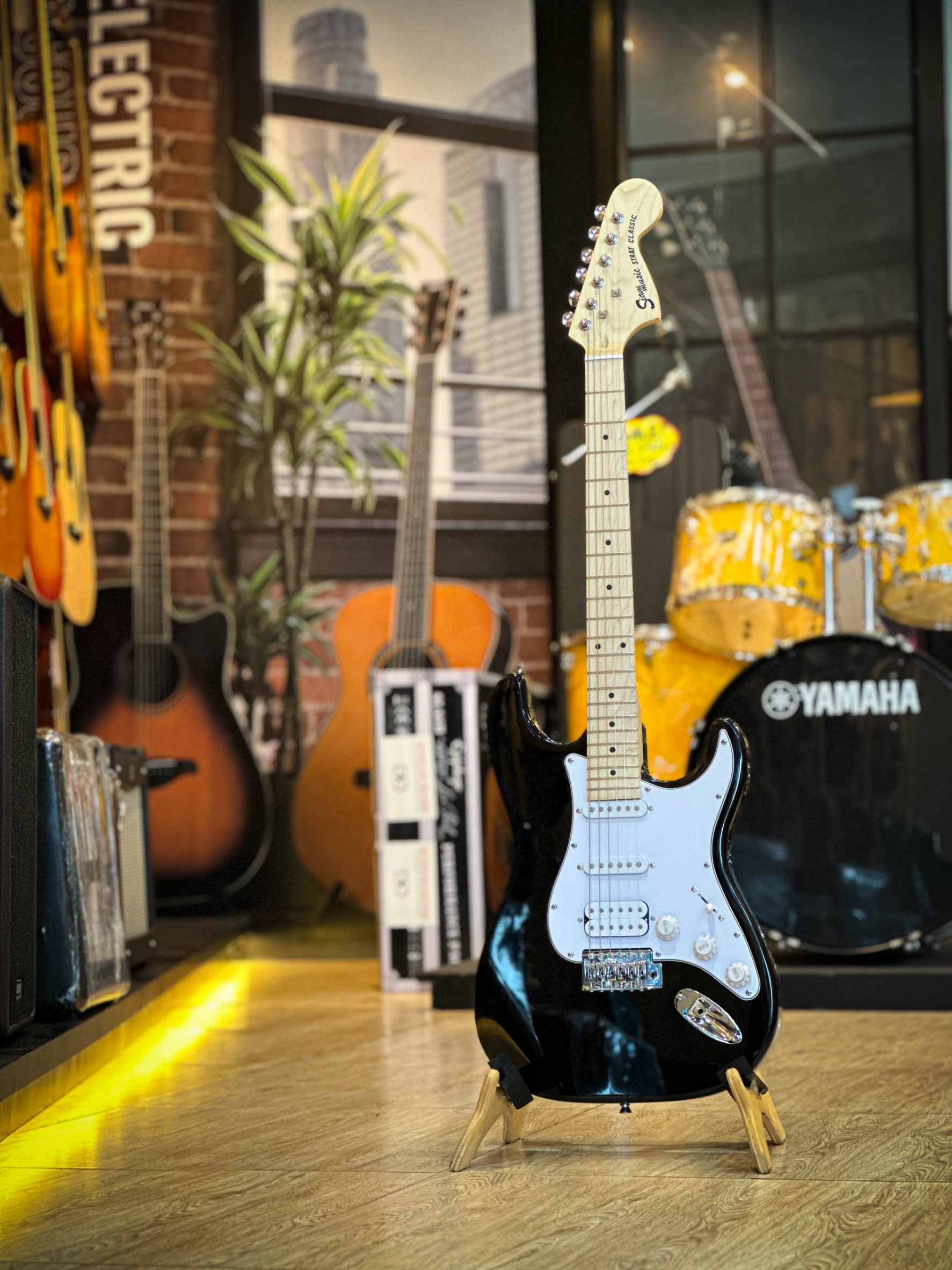 กีต้าร์ไฟฟ้า Siam music SM-02-F คอขาว สีดำ ปิ๊กอัพ HSS พร้อมเซต ตู้แอมป์ DE-20 ฟรี กระเป๋า สายแจ็ค ปิ๊ก2อัน