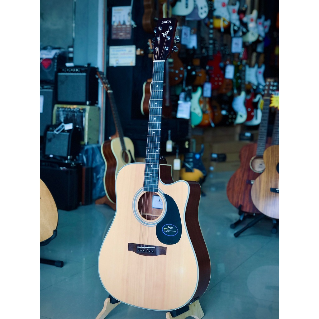 Saga กีตาร์โปร่งไฟฟ้า รุ่น SF700CE ปิ๊กอัพ Fishman แท้ กระเป๋า SAGA ปิ๊ก คาโป้