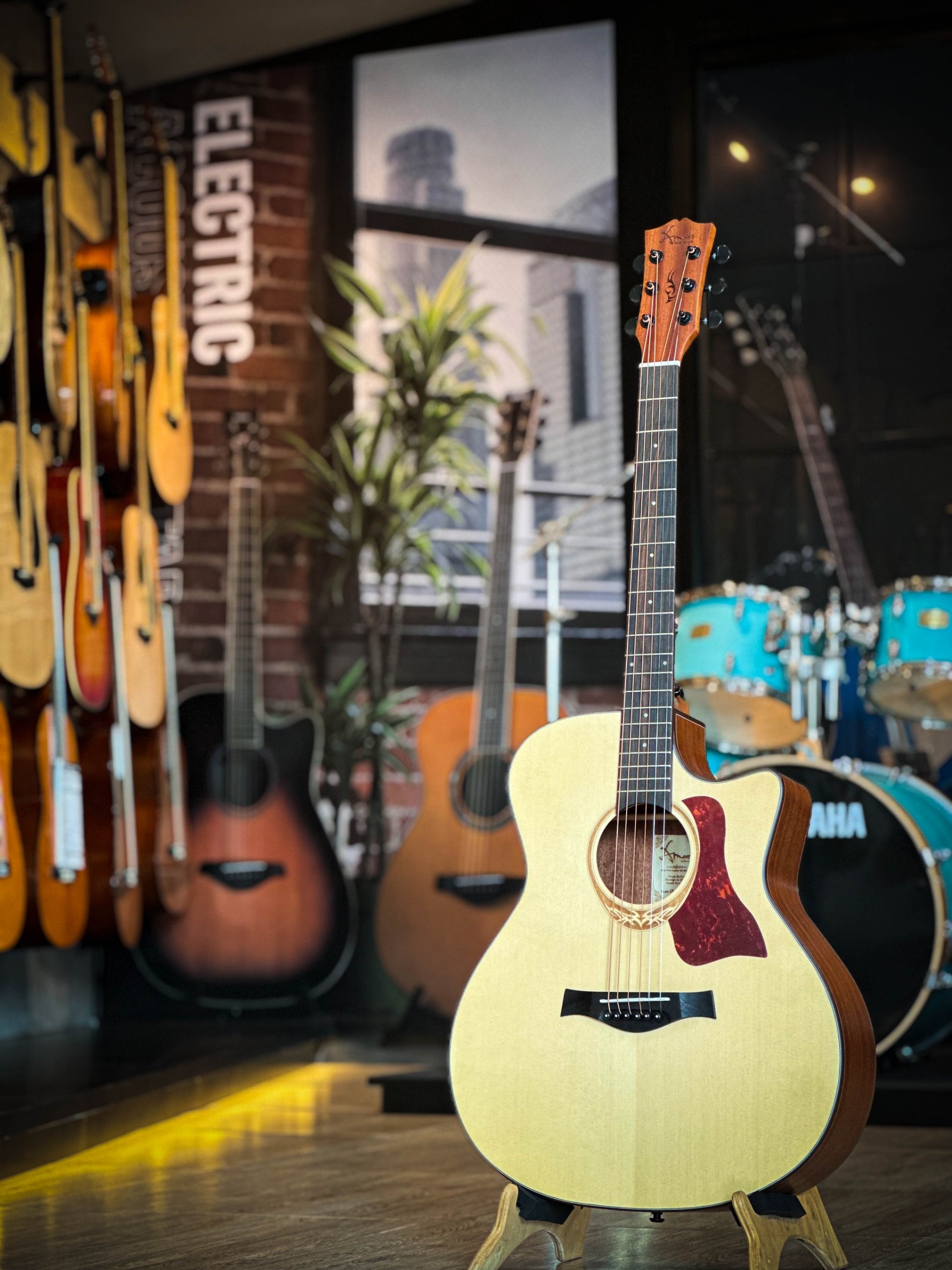 กีต้าร์โปร่งไฟฟ้า Amari รุ่น AM-428 C สีไม้ Top Solid ไม้มะฮอกกานี พร้อม กระเป๋าเทา-ส้ม ปิ๊ก ประแจ คาโป้